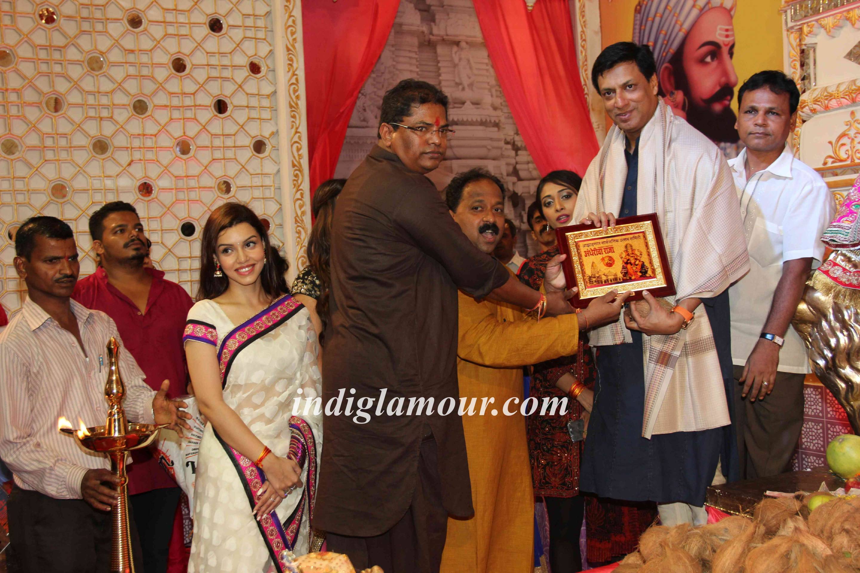 Madhur Bhandarkar With Calendar Girls Visits Andhericha Raja Event hd photo
