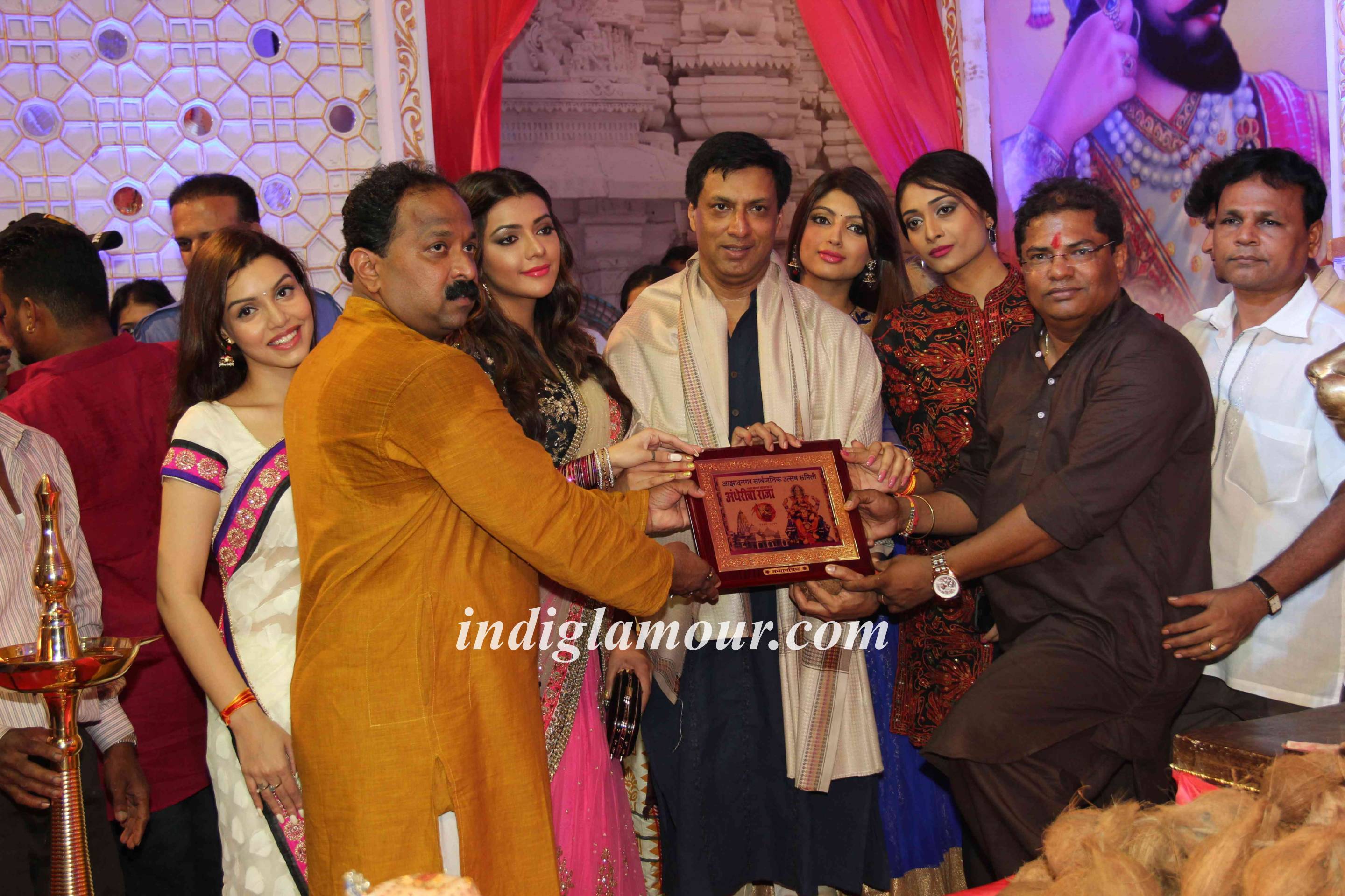 Madhur Bhandarkar With Calendar Girls Visits Andhericha Raja Event hd photo