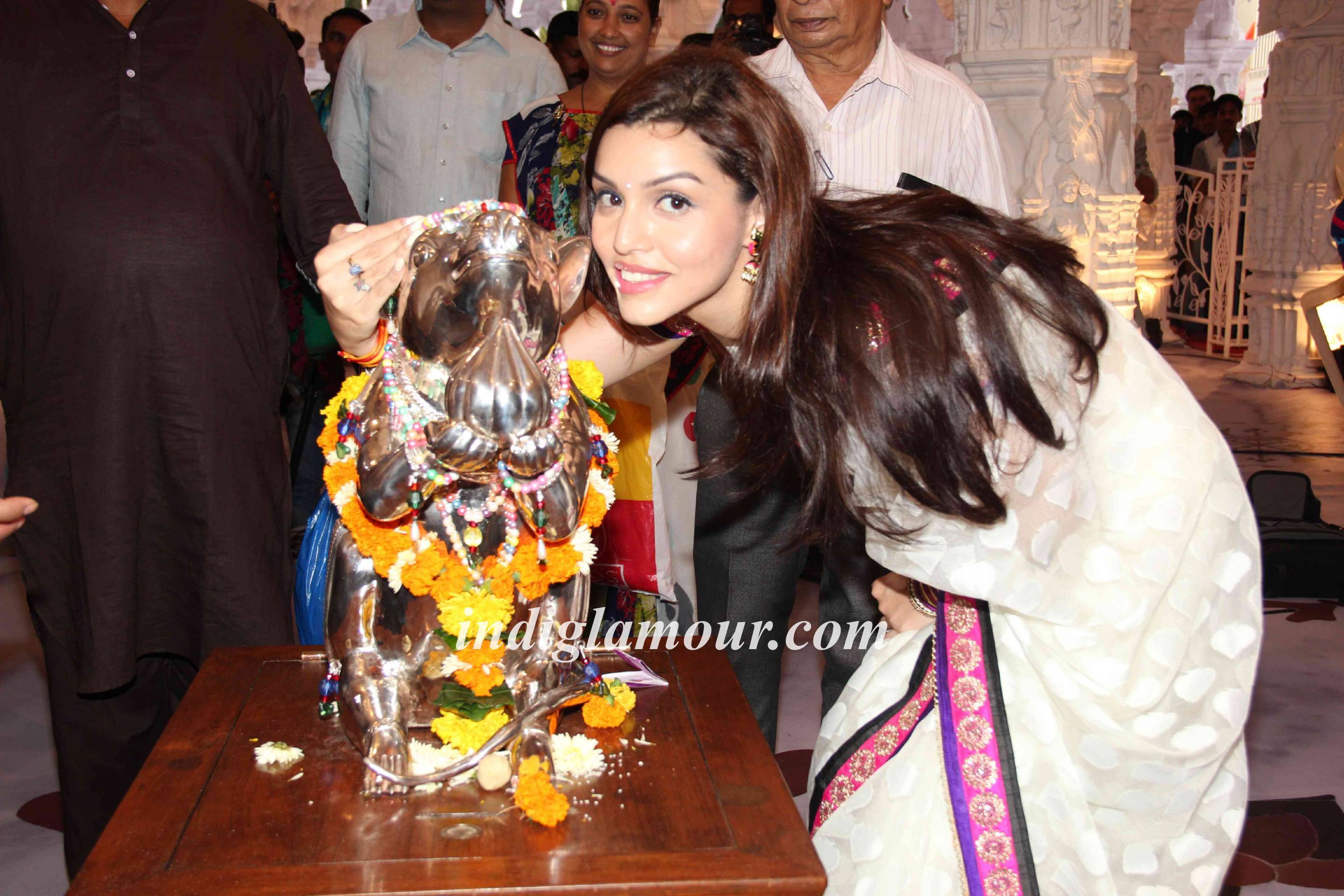 Madhur Bhandarkar With Calendar Girls Visits Andhericha Raja Event hd photo