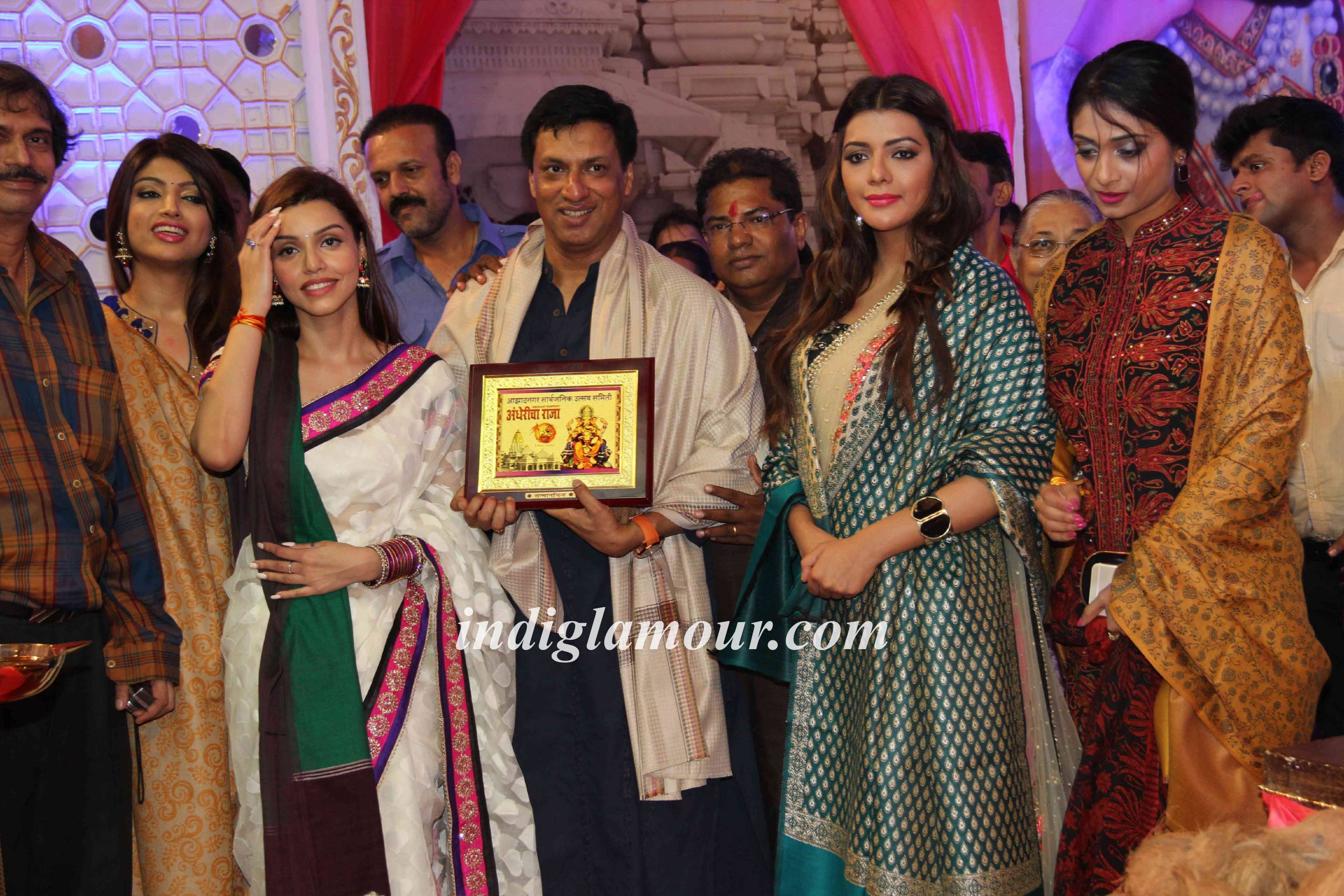 Madhur Bhandarkar With Calendar Girls Visits Andhericha Raja Event hd photo