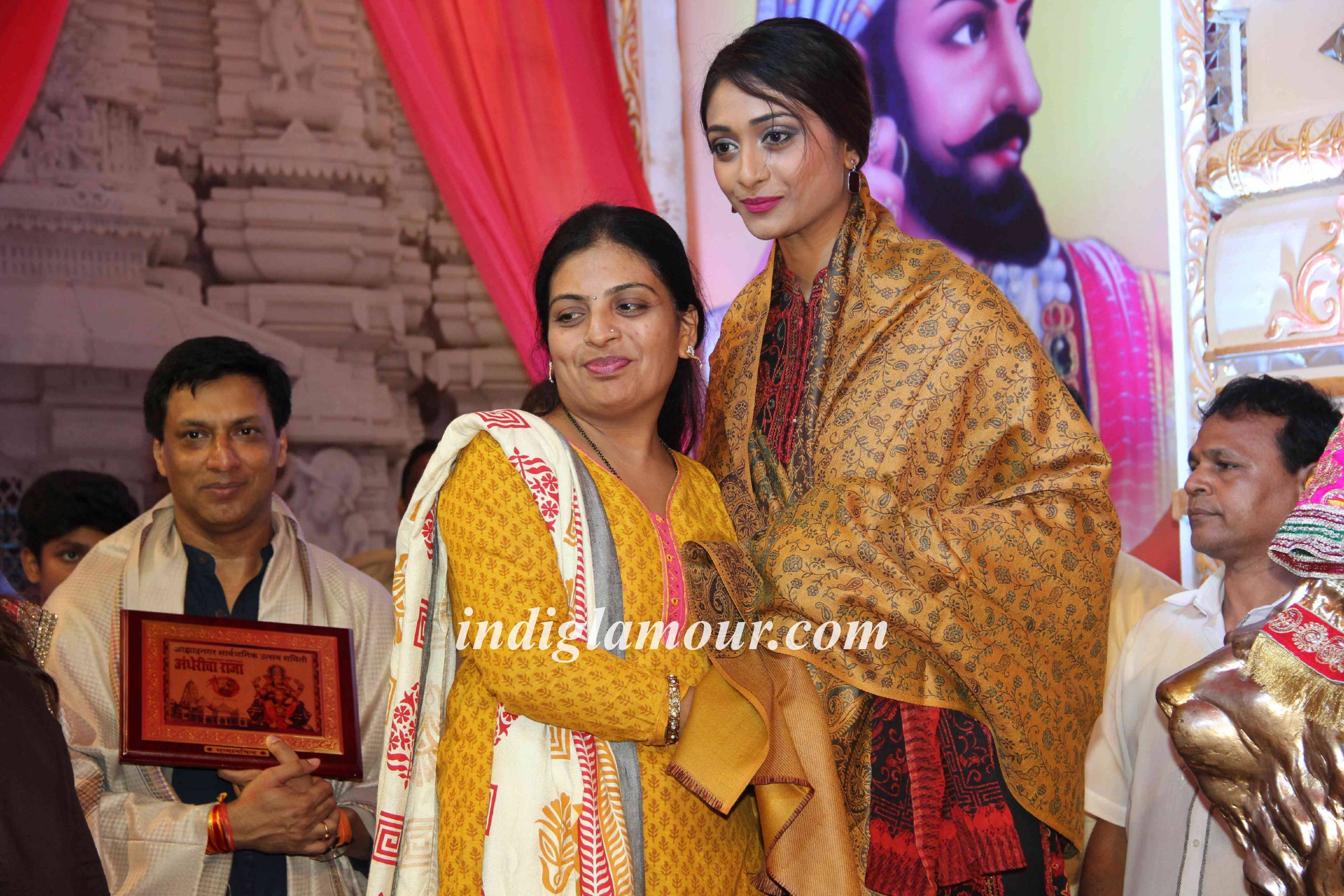 Madhur Bhandarkar With Calendar Girls Visits Andhericha Raja Event hd photo
