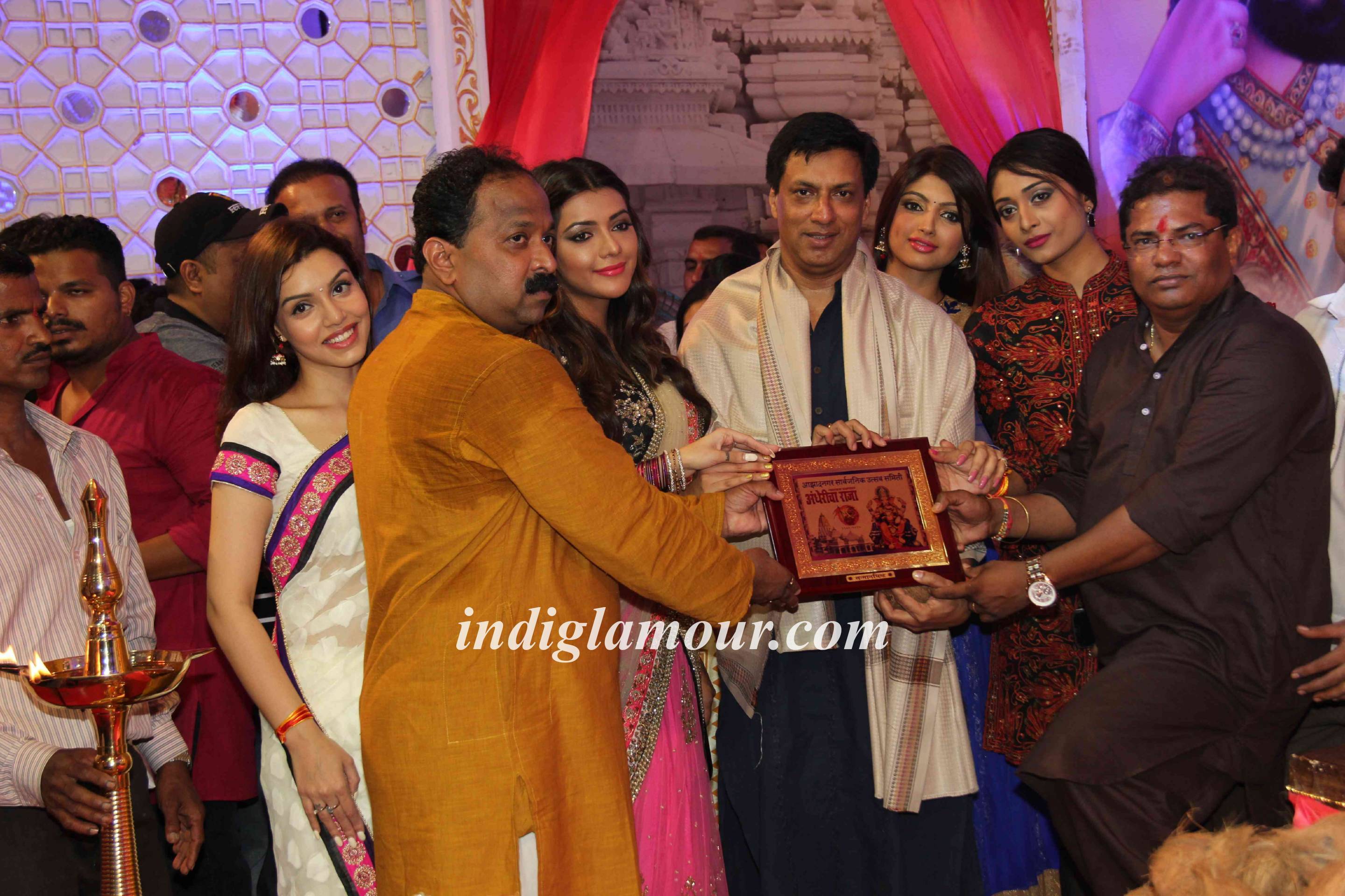 Madhur Bhandarkar With Calendar Girls Visits Andhericha Raja Event hd photo