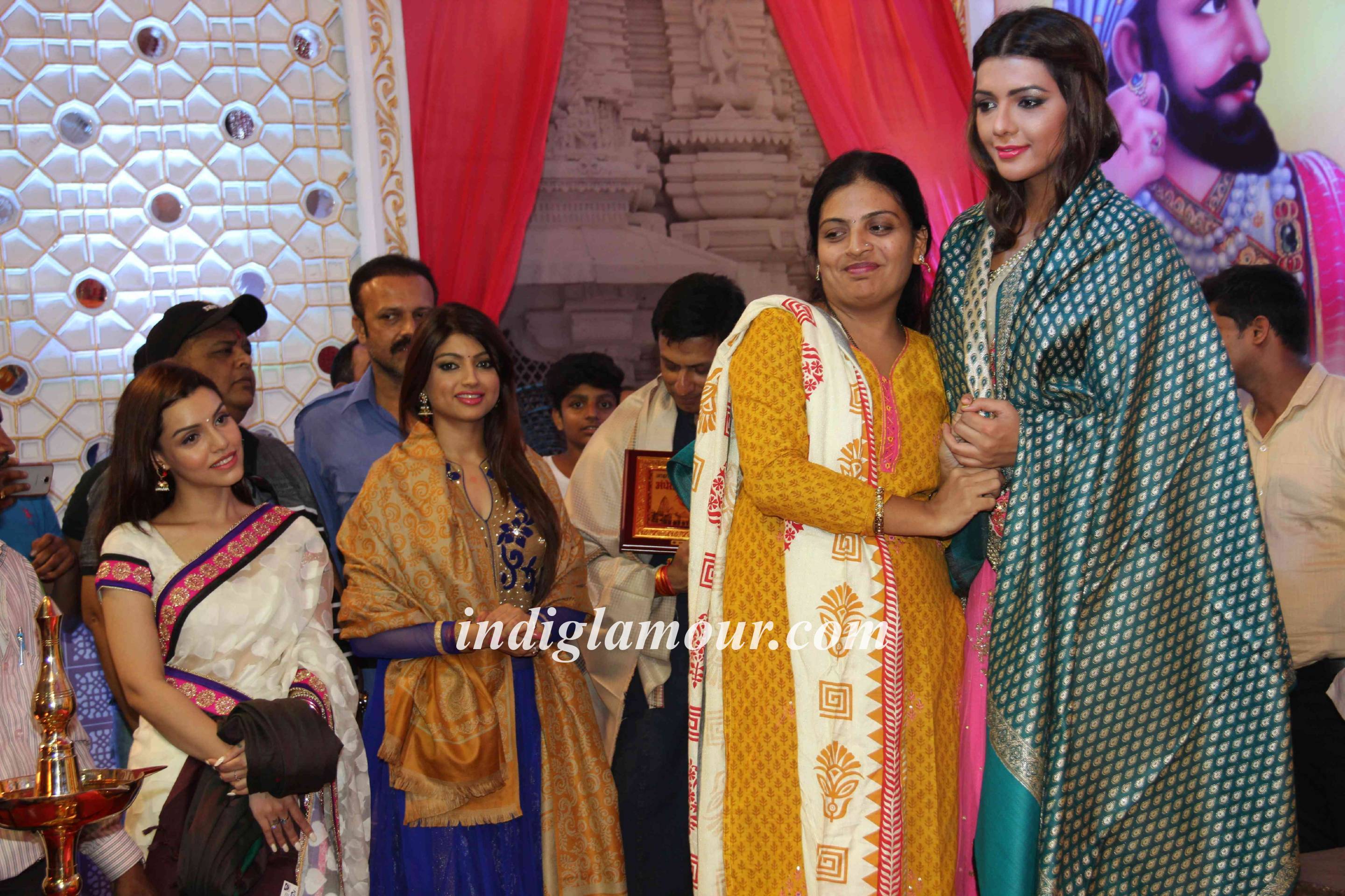 Madhur Bhandarkar With Calendar Girls Visits Andhericha Raja Event hd photo