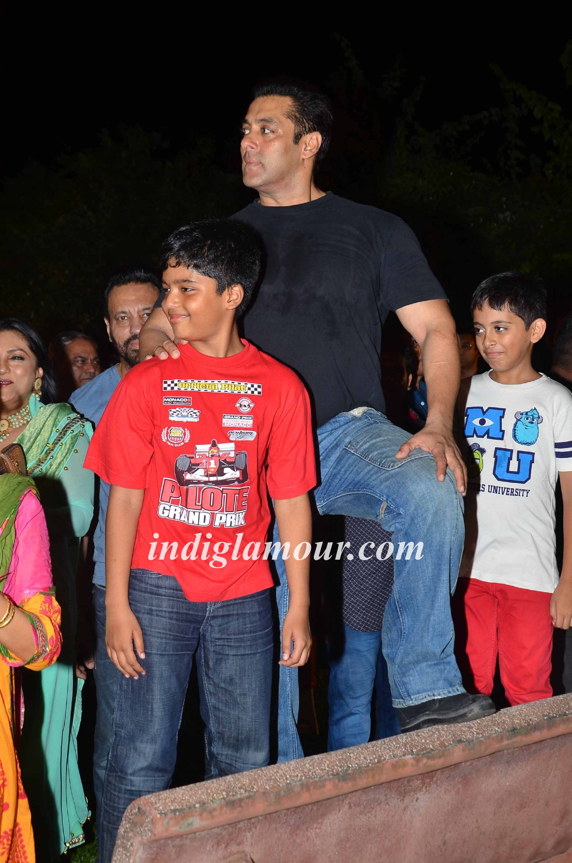 Salman Khan and Family Celebrates Ganpati Visarjan and Aarti Event hd photo