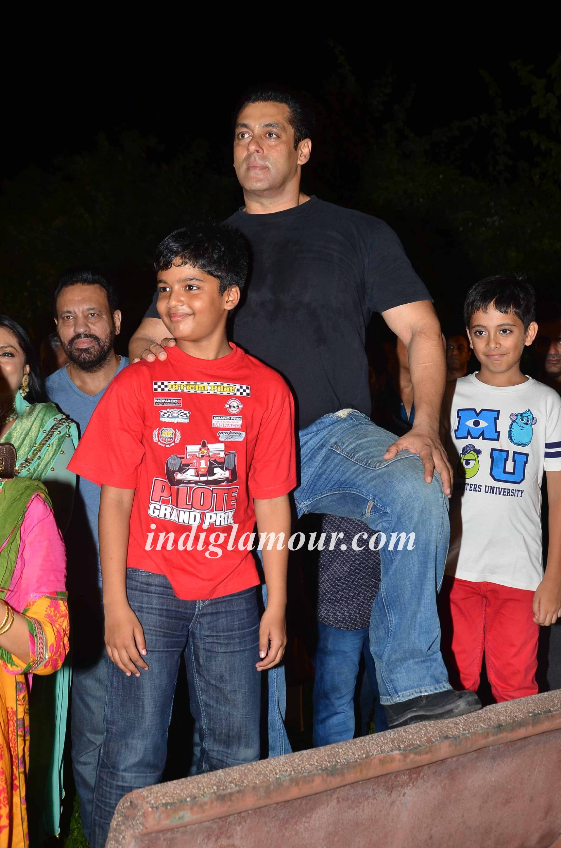 Salman Khan and Family Celebrates Ganpati Visarjan and Aarti Event hd photo