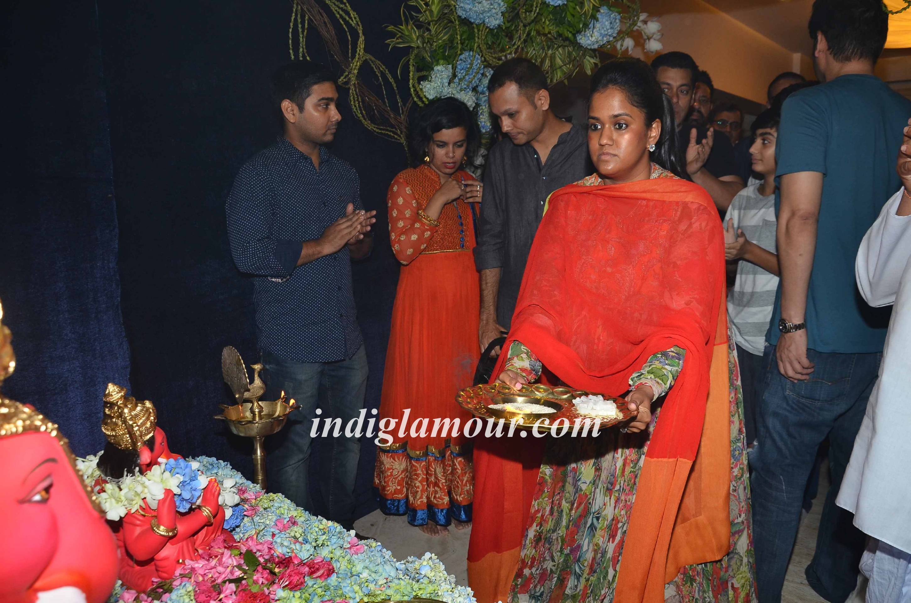 Salman Khan and Family Celebrates Ganpati Visarjan and Aarti Event hd photo