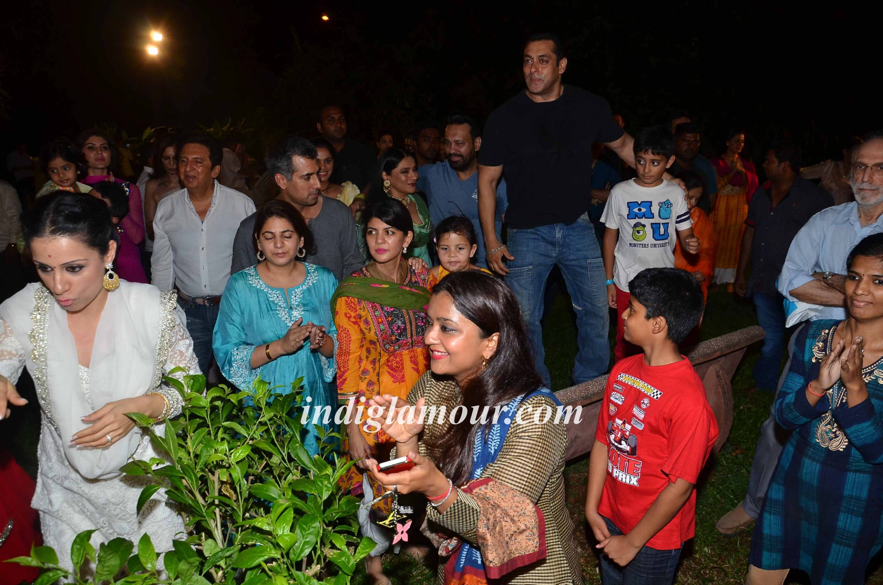 Salman Khan and Family Celebrates Ganpati Visarjan and Aarti Event hd photo
