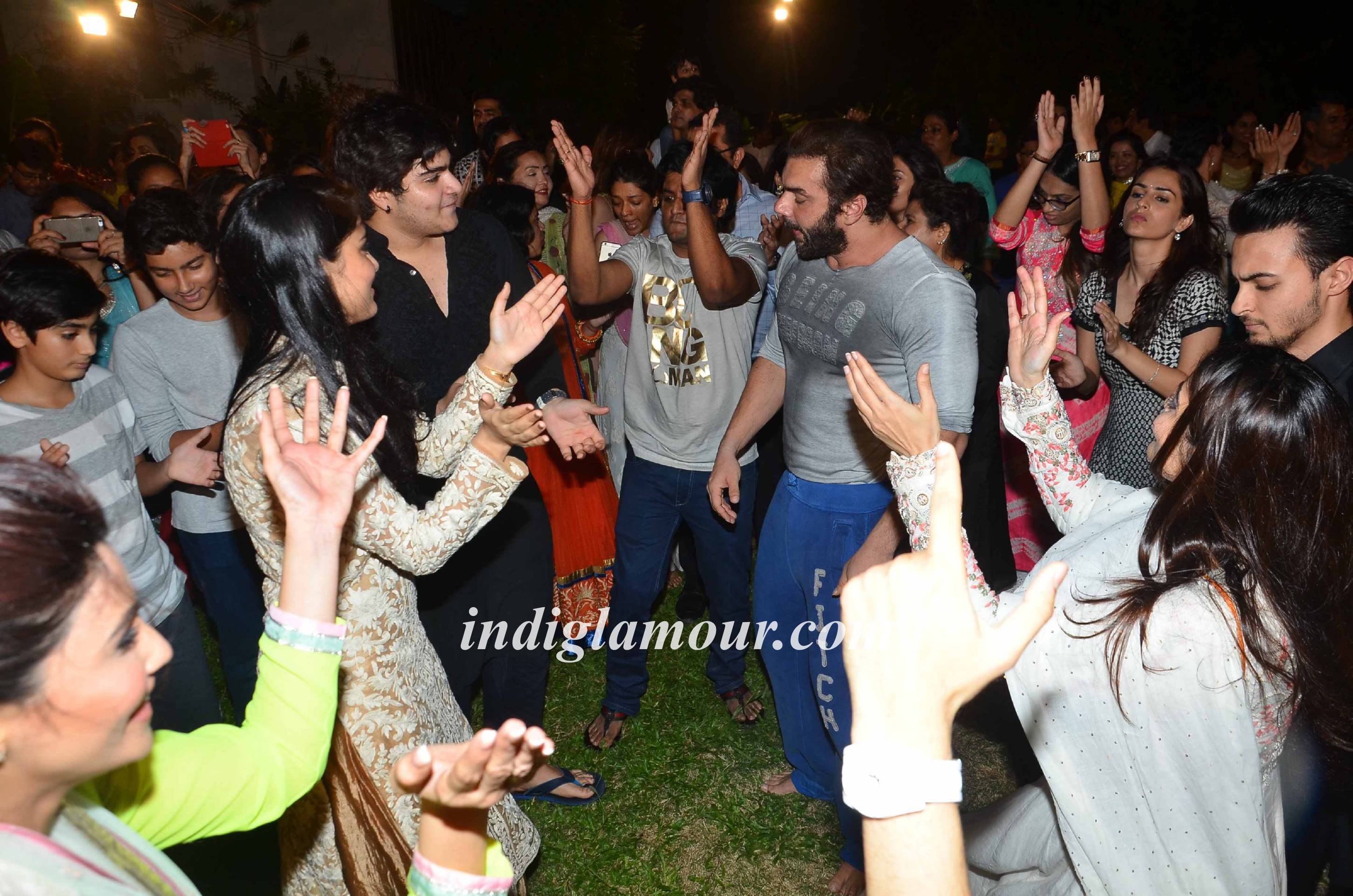 Salman Khan and Family Celebrates Ganpati Visarjan and Aarti Event hd photo