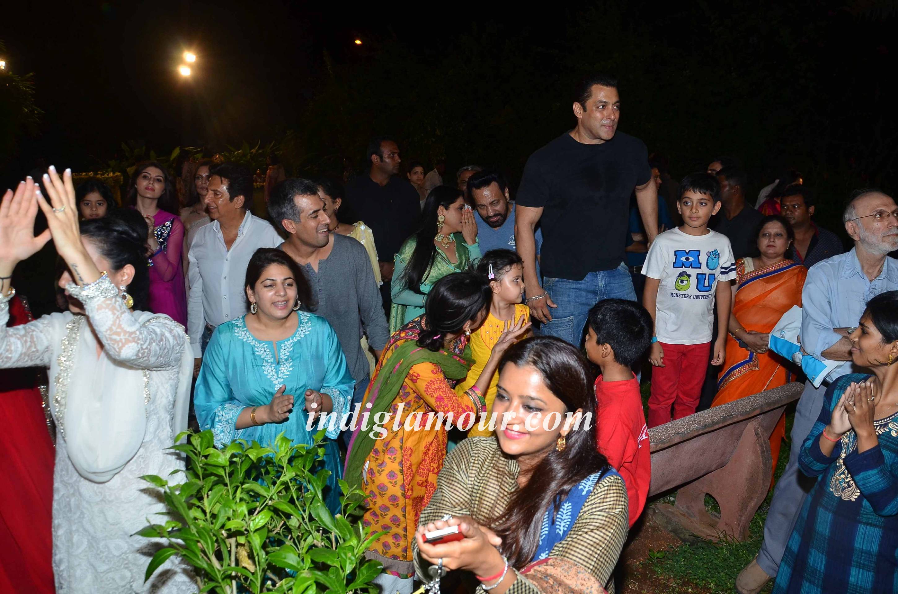 Salman Khan and Family Celebrates Ganpati Visarjan and Aarti Event hd photo