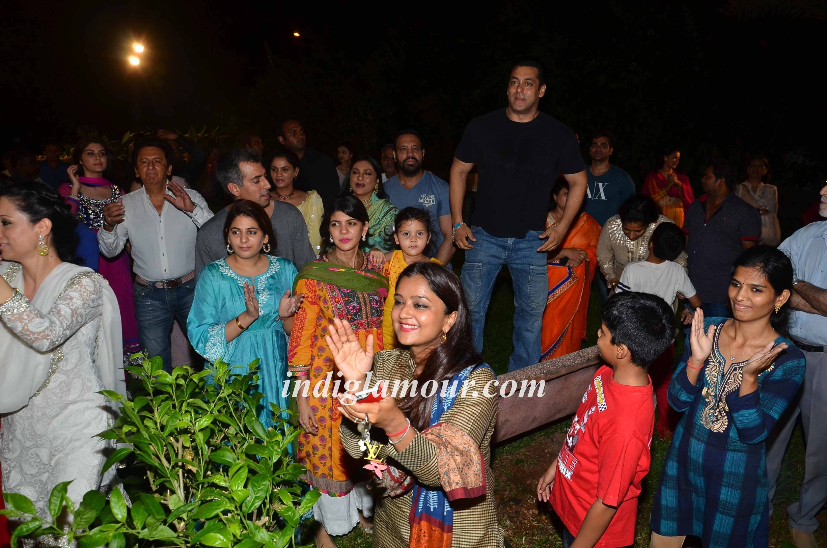 Salman Khan and Family Celebrates Ganpati Visarjan and Aarti Event hd photo