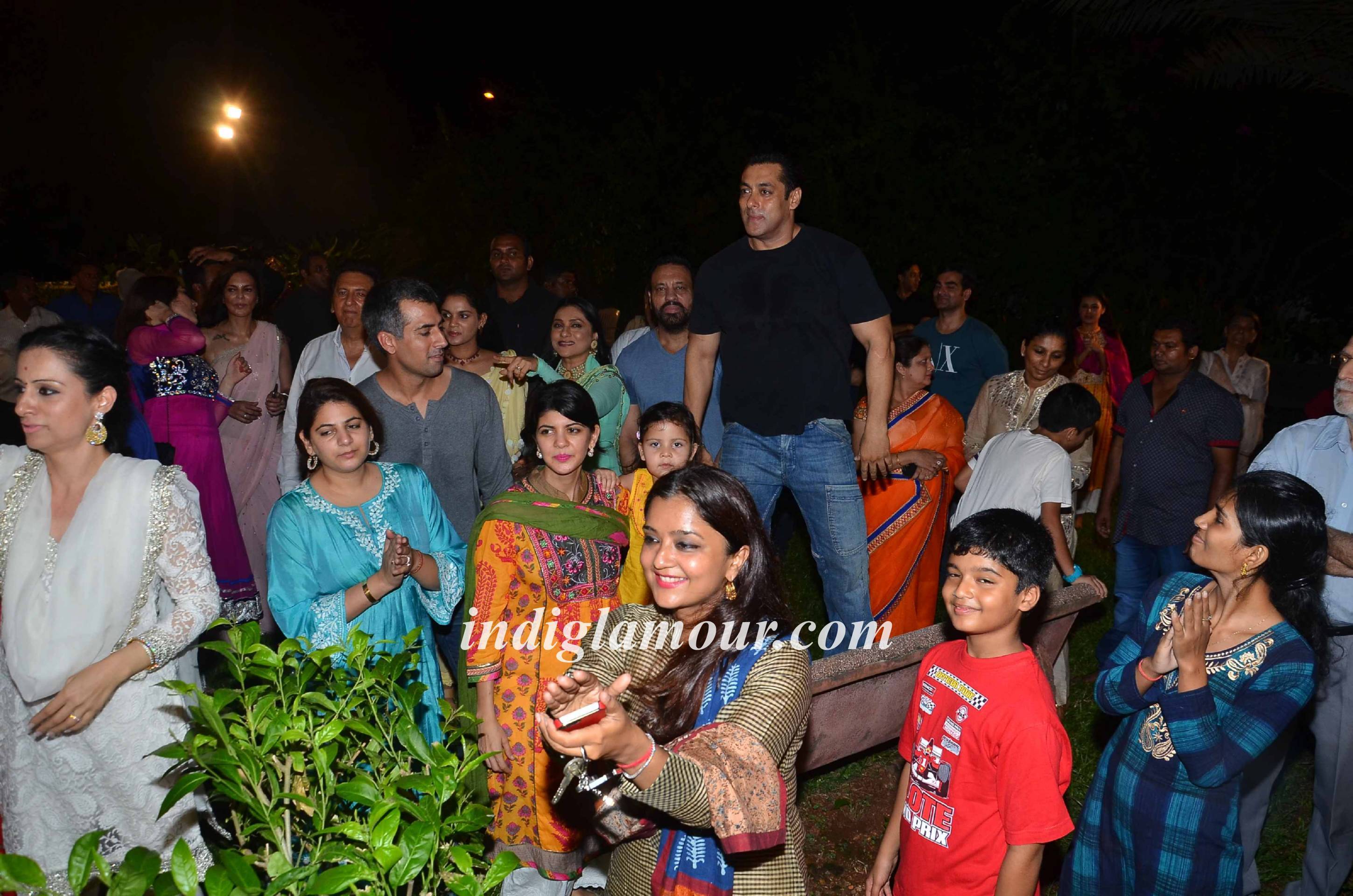 Salman Khan and Family Celebrates Ganpati Visarjan and Aarti Event hd photo