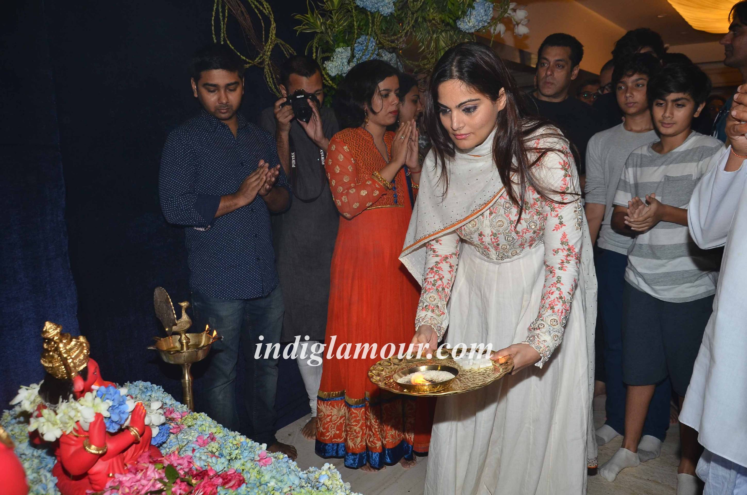 Salman Khan and Family Celebrates Ganpati Visarjan and Aarti Event hd photo