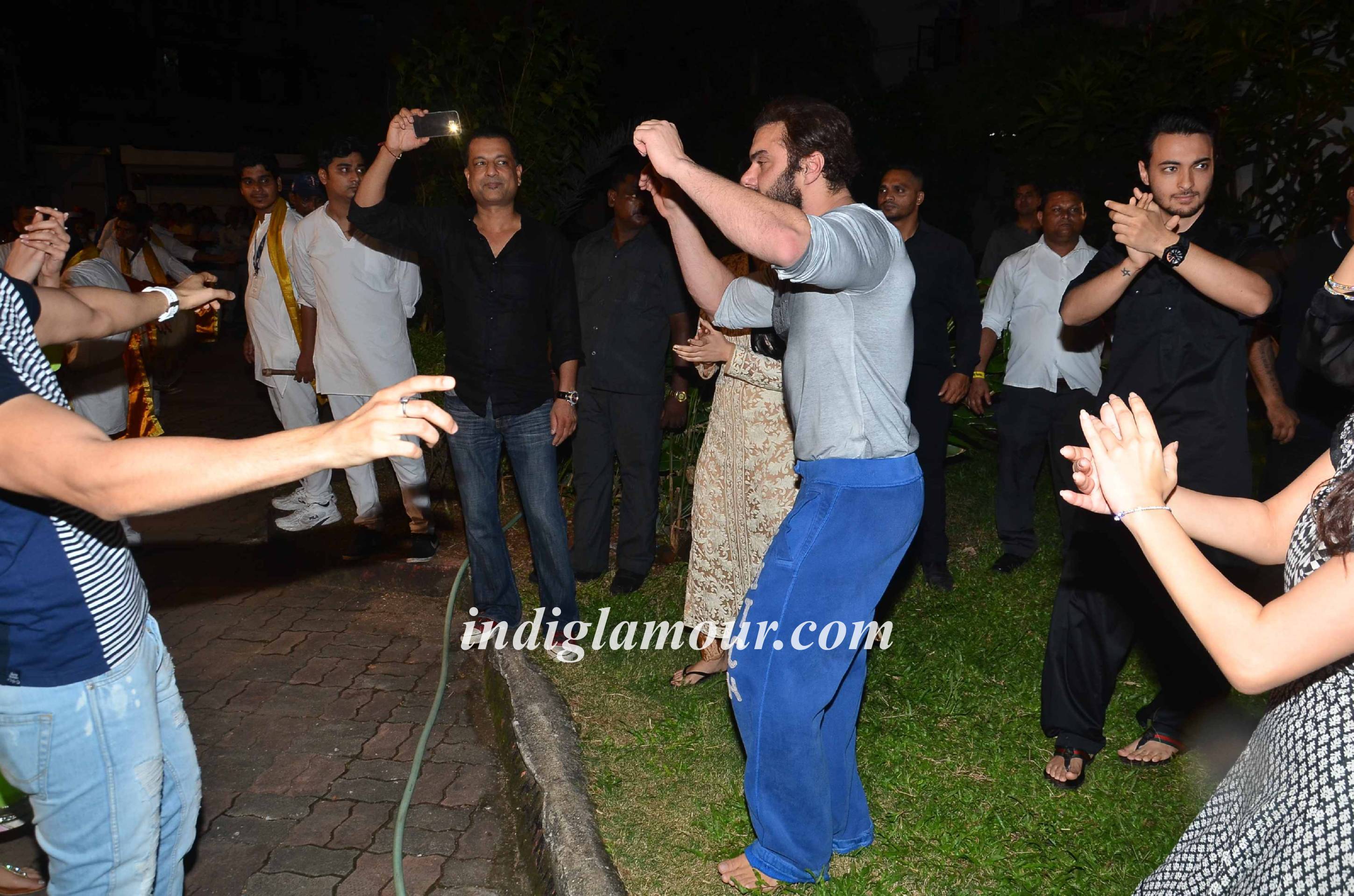 Salman Khan and Family Celebrates Ganpati Visarjan and Aarti Event hd photo
