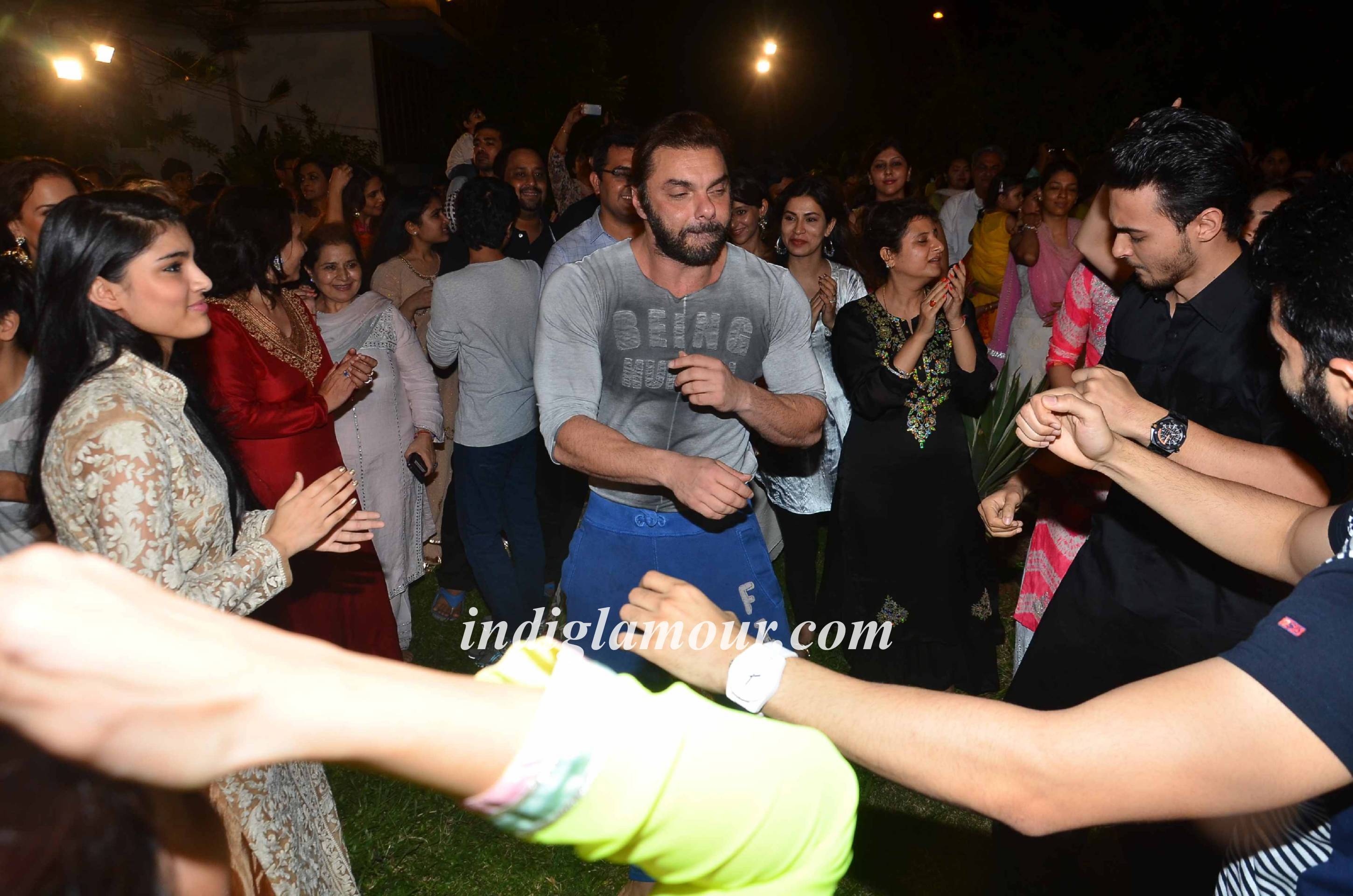 Salman Khan and Family Celebrates Ganpati Visarjan and Aarti Event hd photo