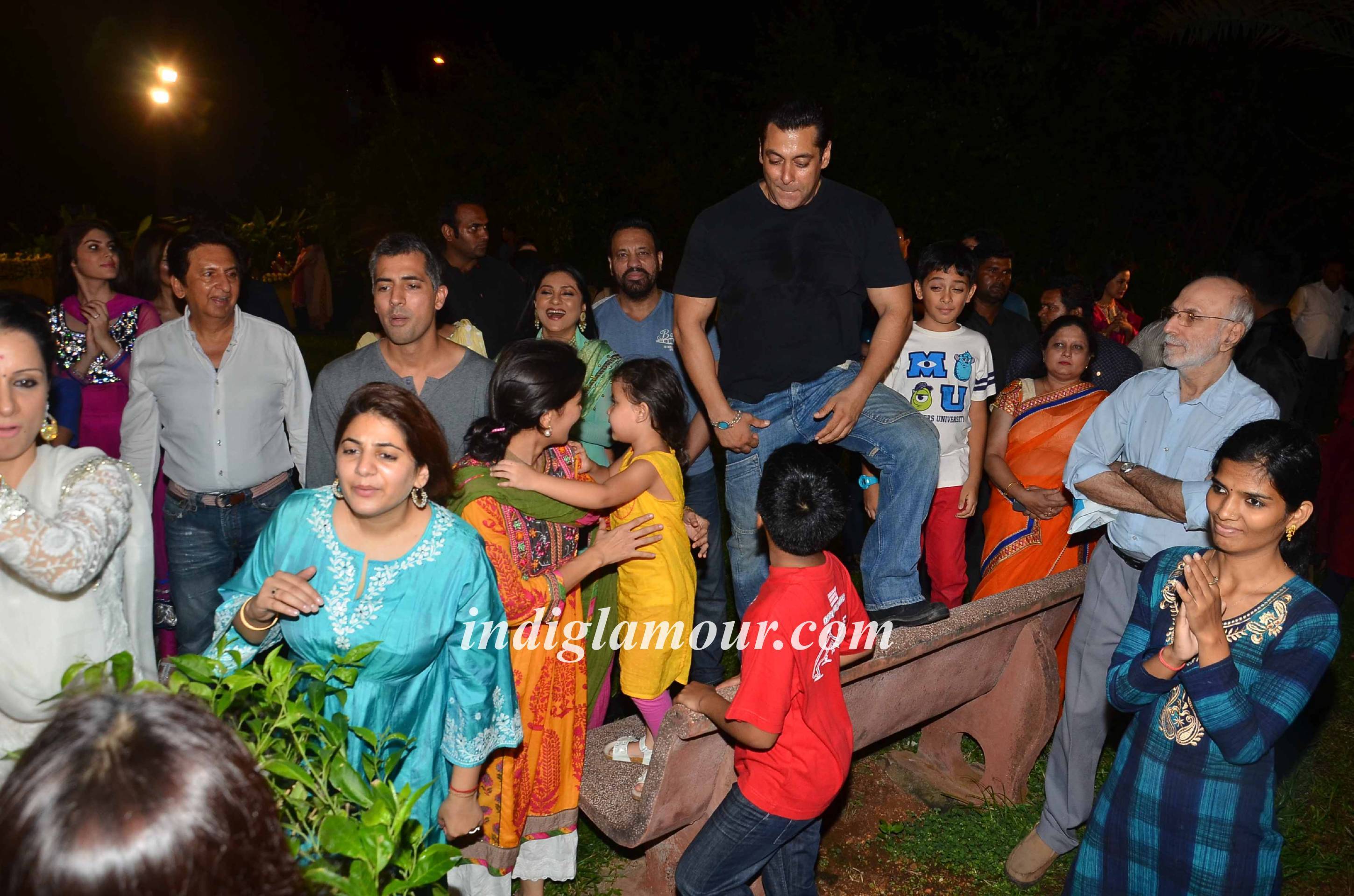Salman Khan and Family Celebrates Ganpati Visarjan and Aarti Event hd photo