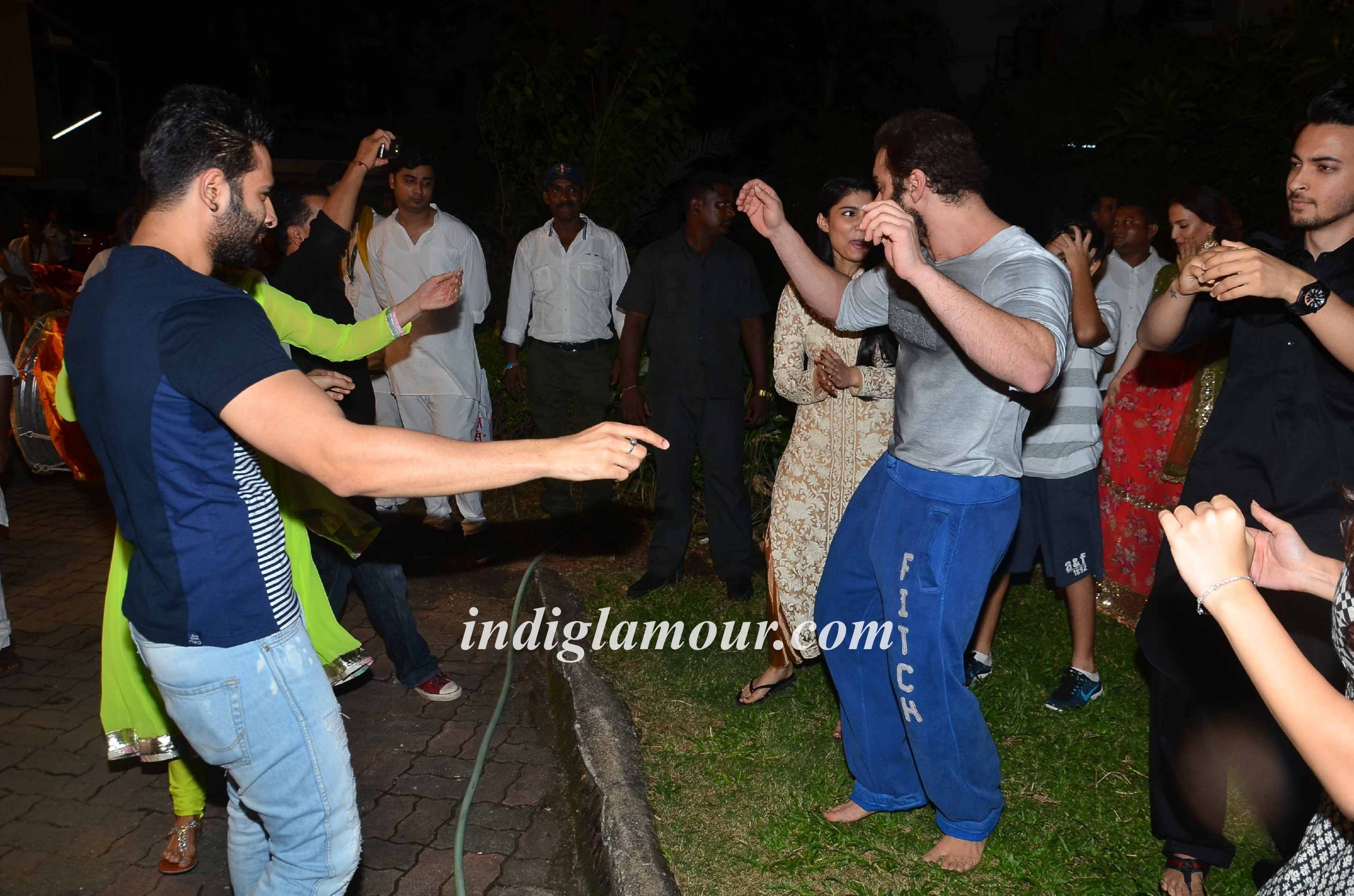 Salman Khan and Family Celebrates Ganpati Visarjan and Aarti Event hd photo