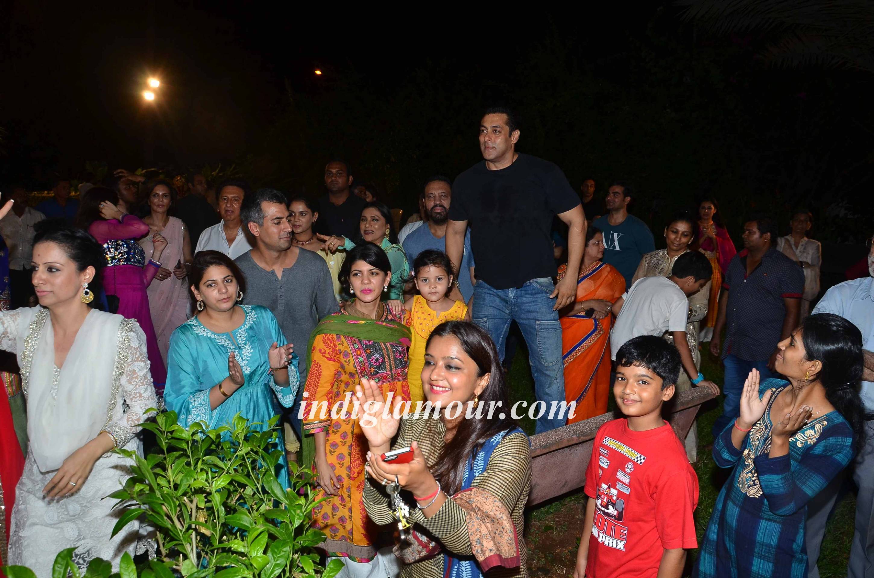 Salman Khan and Family Celebrates Ganpati Visarjan and Aarti Event hd photo