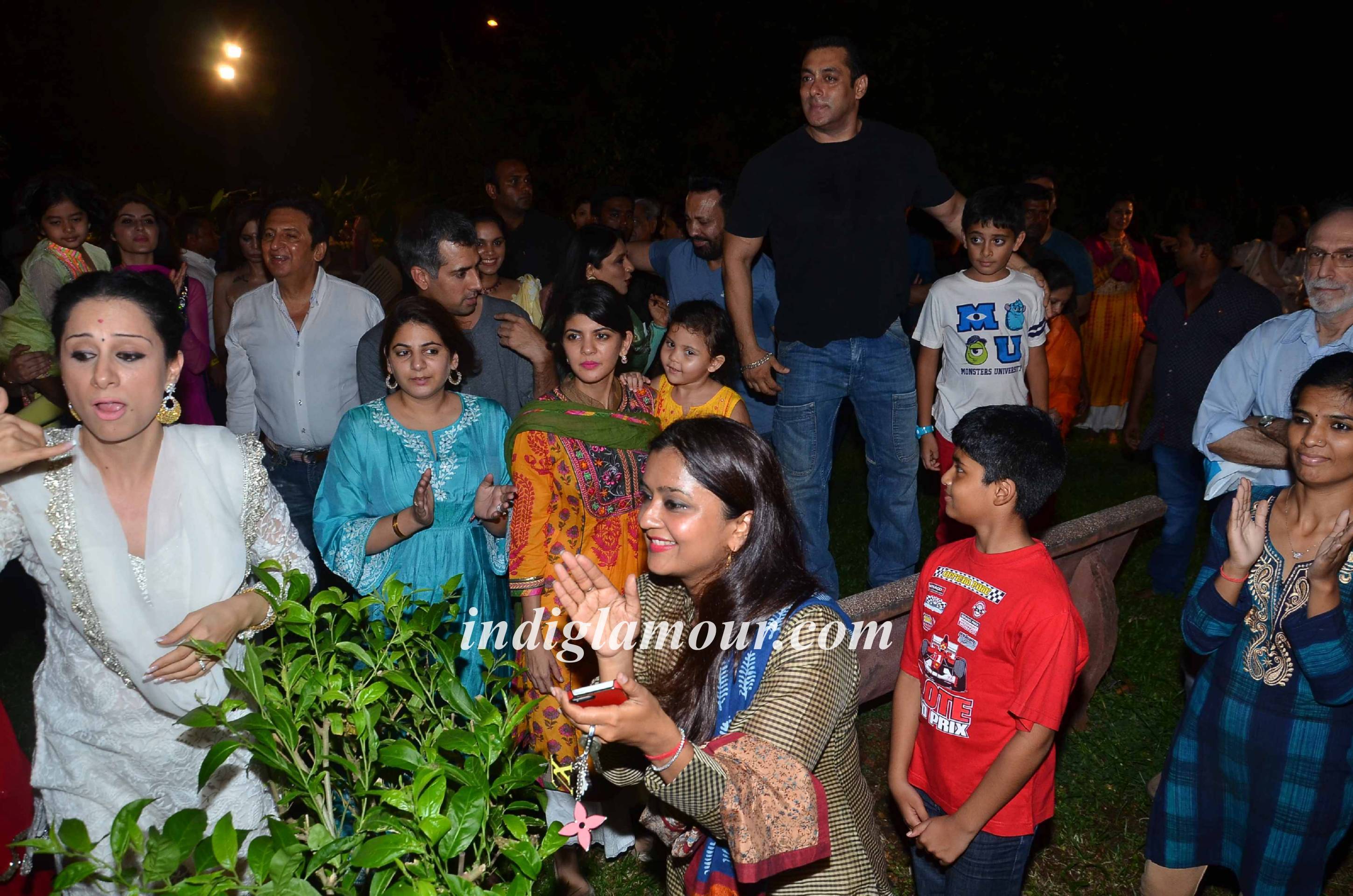 Salman Khan and Family Celebrates Ganpati Visarjan and Aarti Event hd photo