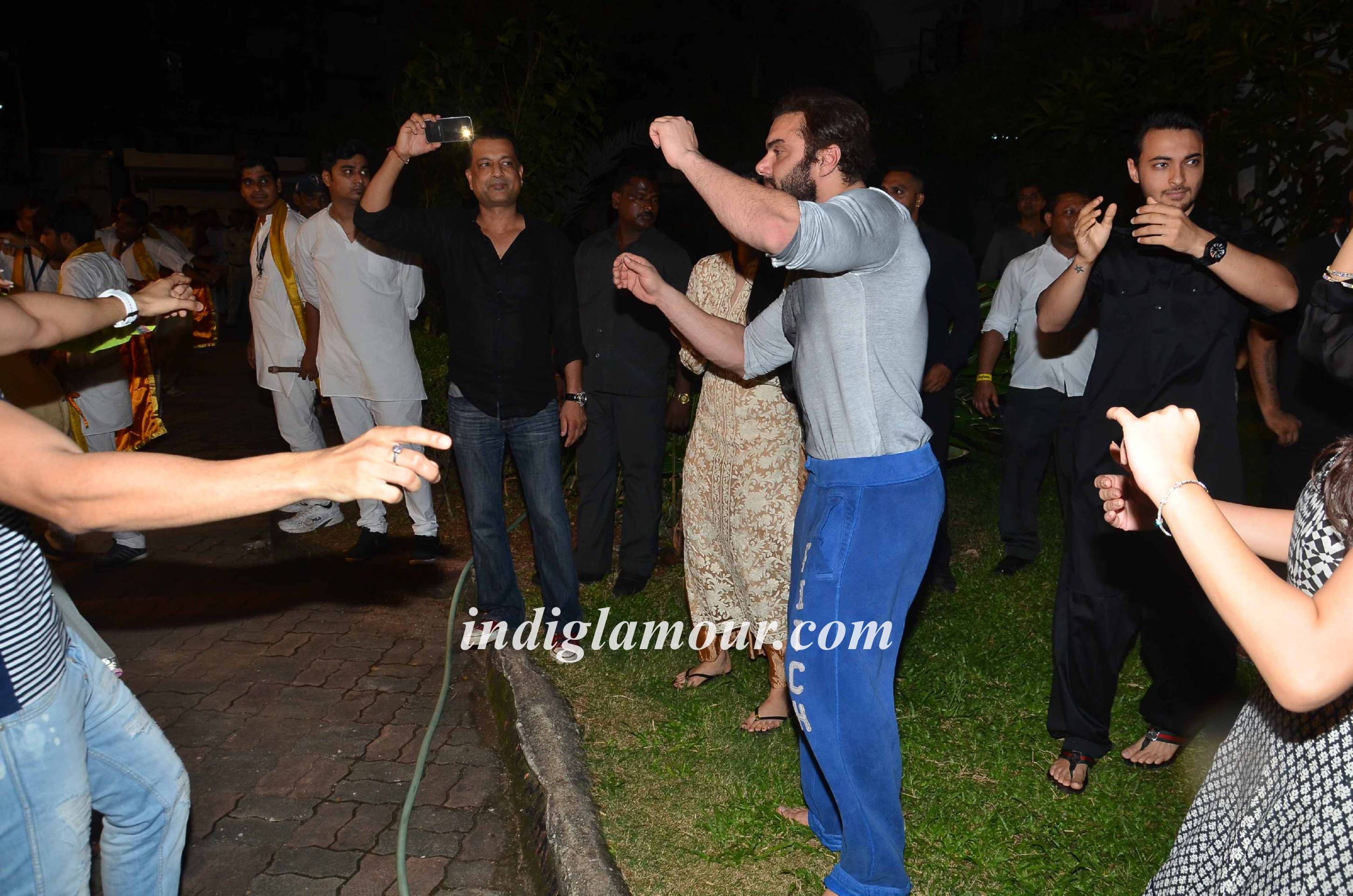 Salman Khan and Family Celebrates Ganpati Visarjan and Aarti Event hd photo