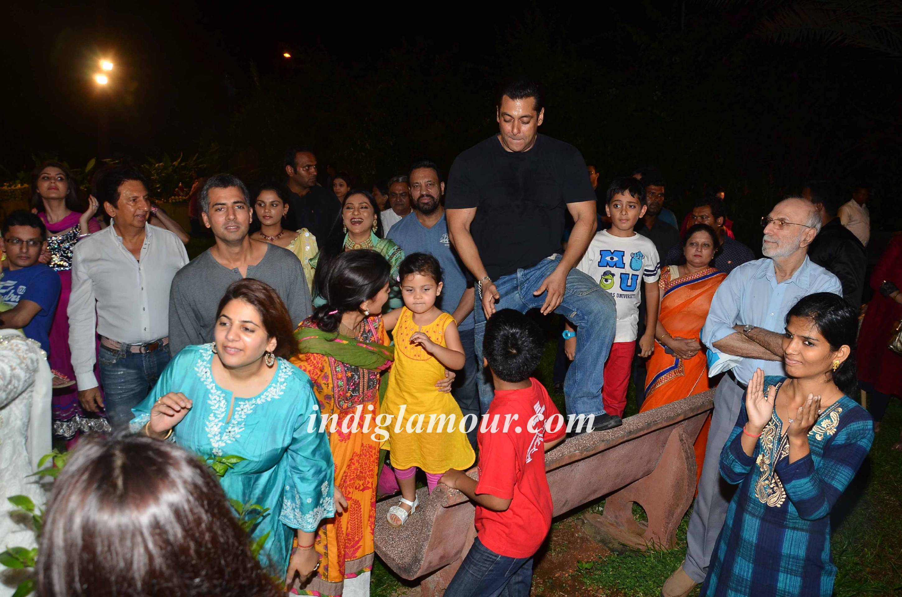 Salman Khan and Family Celebrates Ganpati Visarjan and Aarti Event hd photo