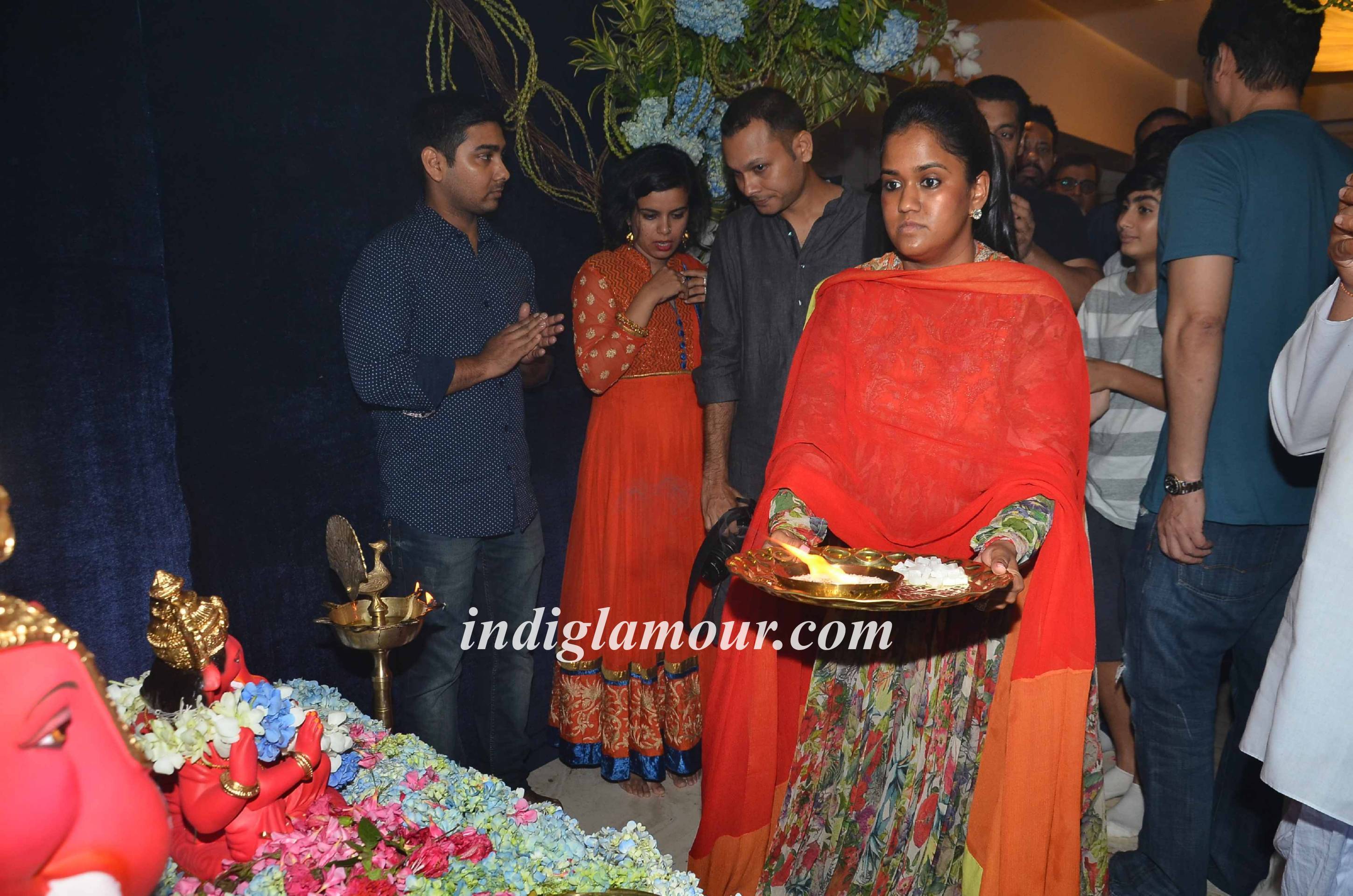Salman Khan and Family Celebrates Ganpati Visarjan and Aarti Event hd photo