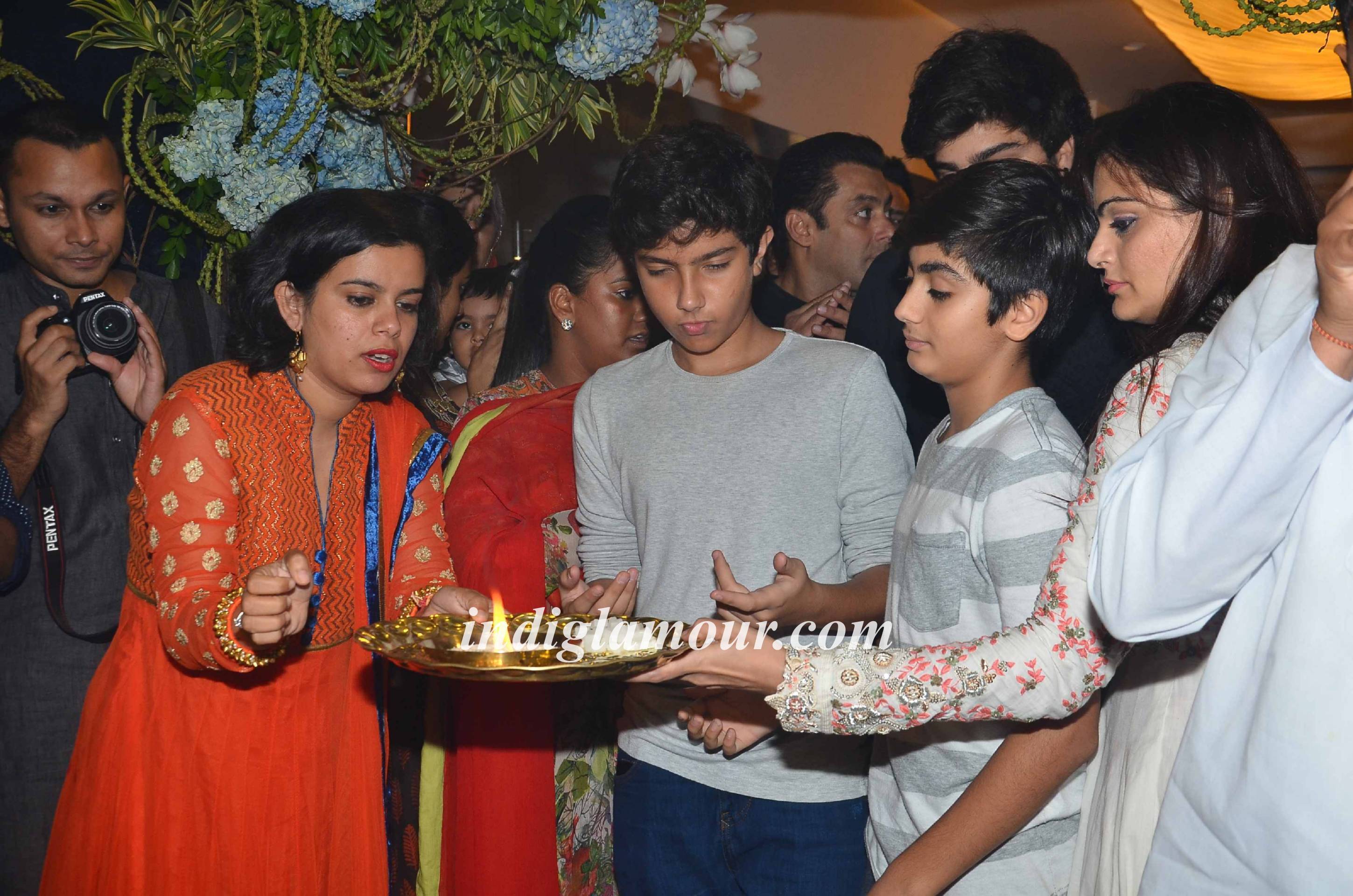 Salman Khan and Family Celebrates Ganpati Visarjan and Aarti Event hd photo