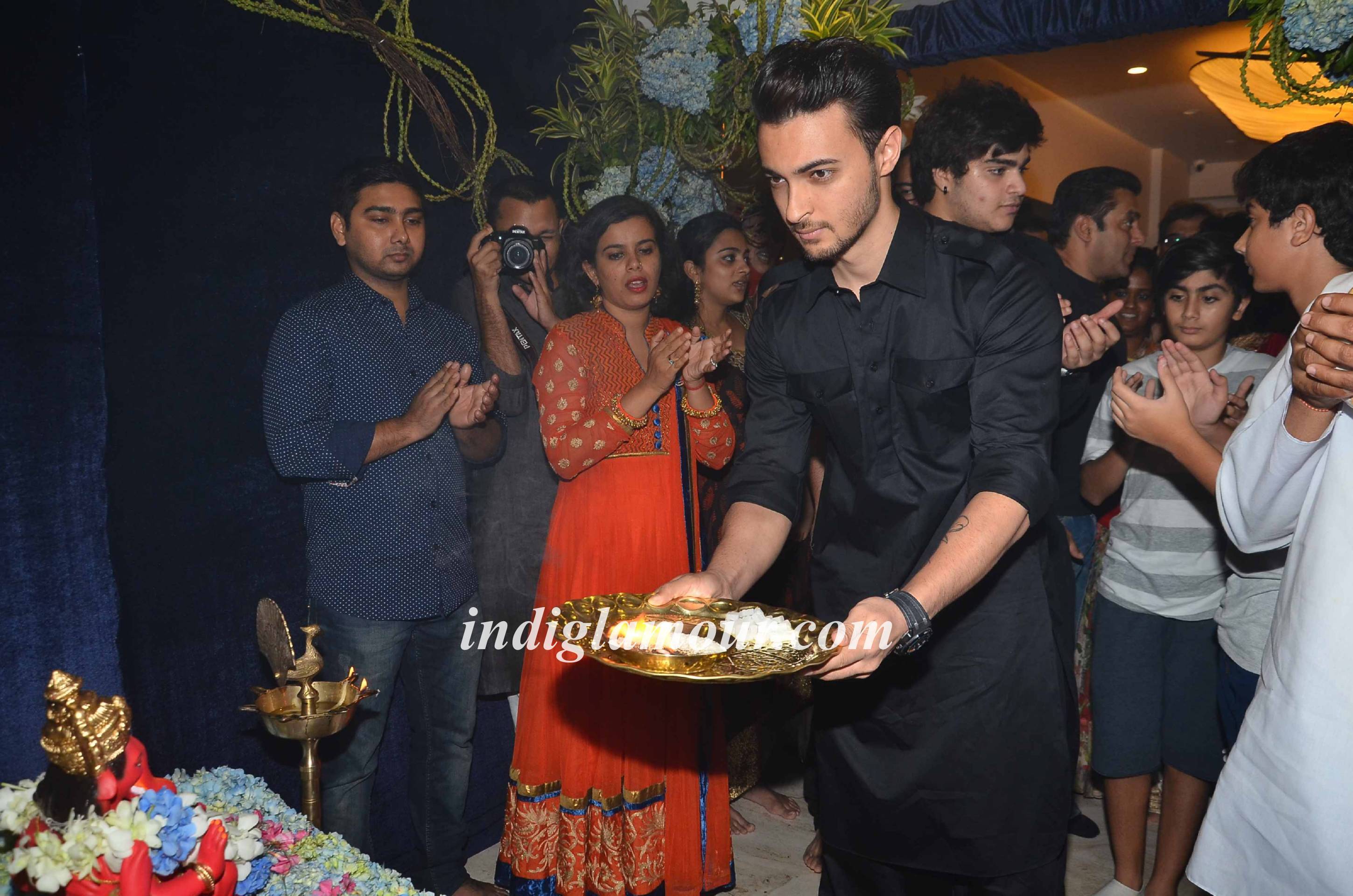 Salman Khan and Family Celebrates Ganpati Visarjan and Aarti Event hd photo