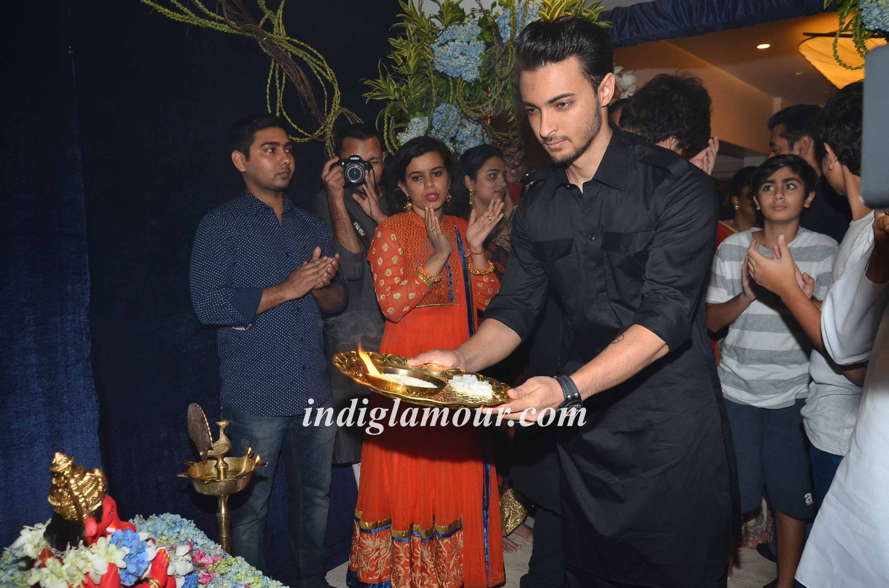 Salman Khan and Family Celebrates Ganpati Visarjan and Aarti Event hd photo