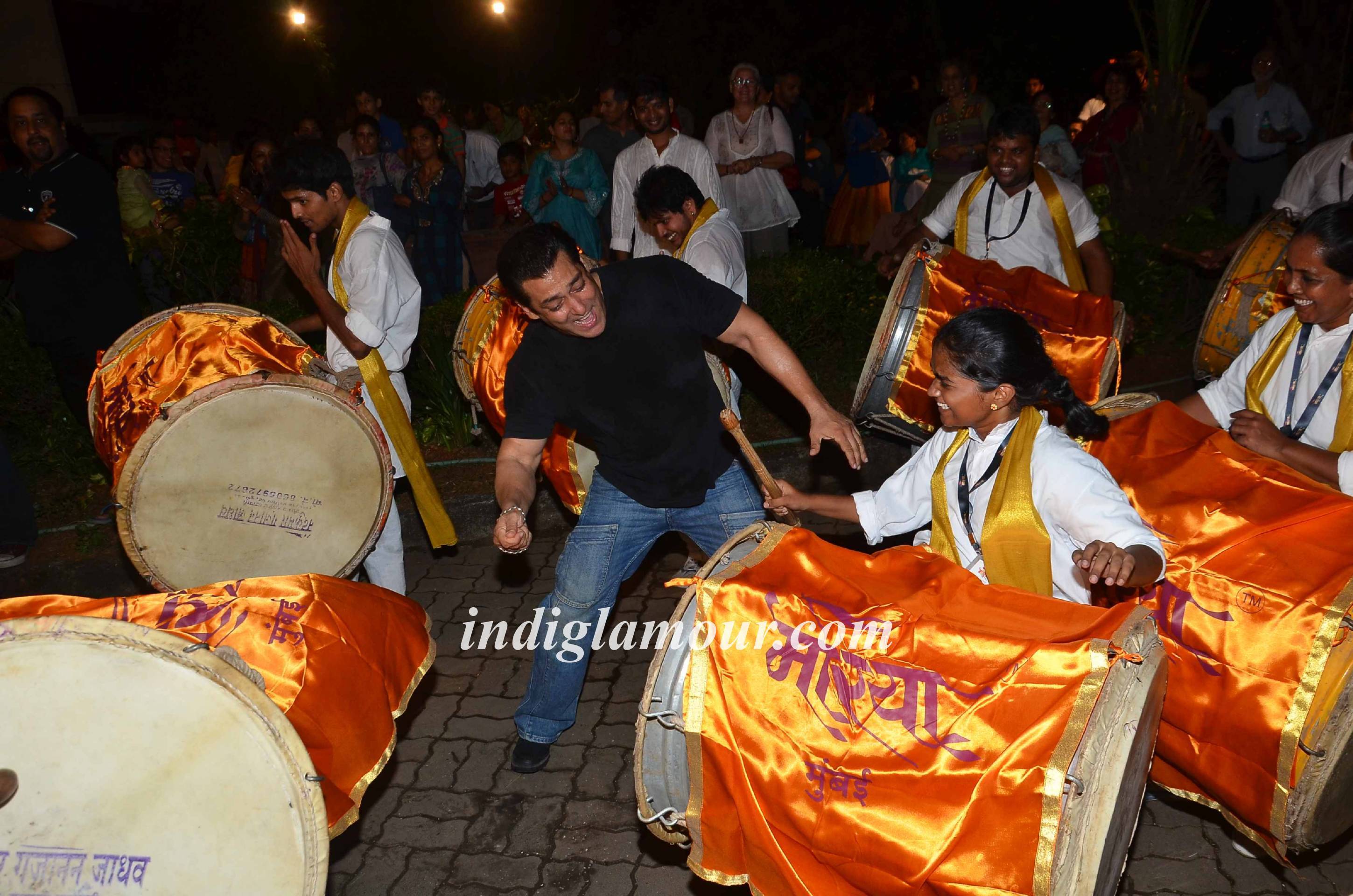 Salman Khan and Family Celebrates Ganpati Visarjan and Aarti Event hd photo