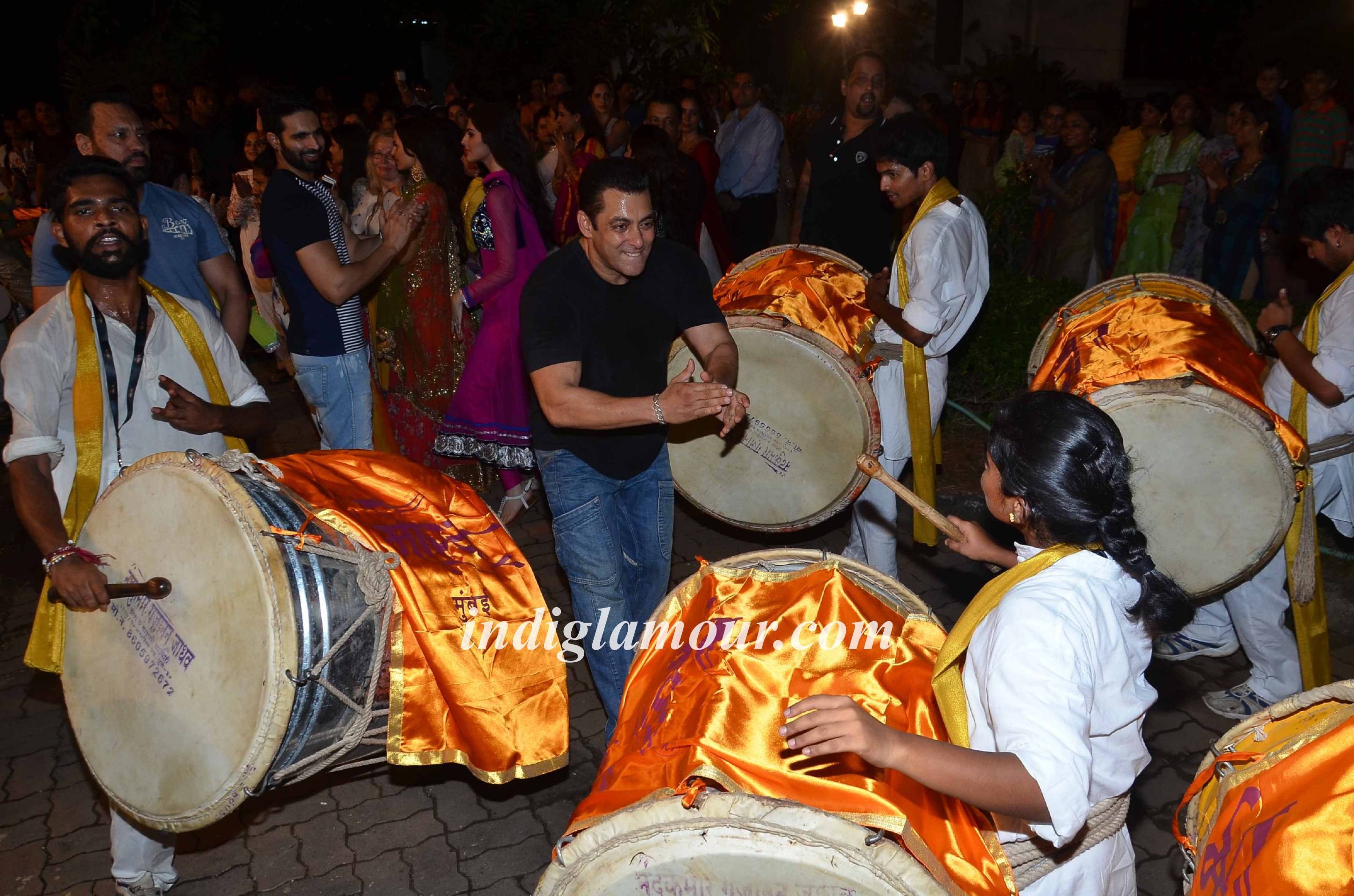 Salman Khan and Family Celebrates Ganpati Visarjan and Aarti Event hd photo