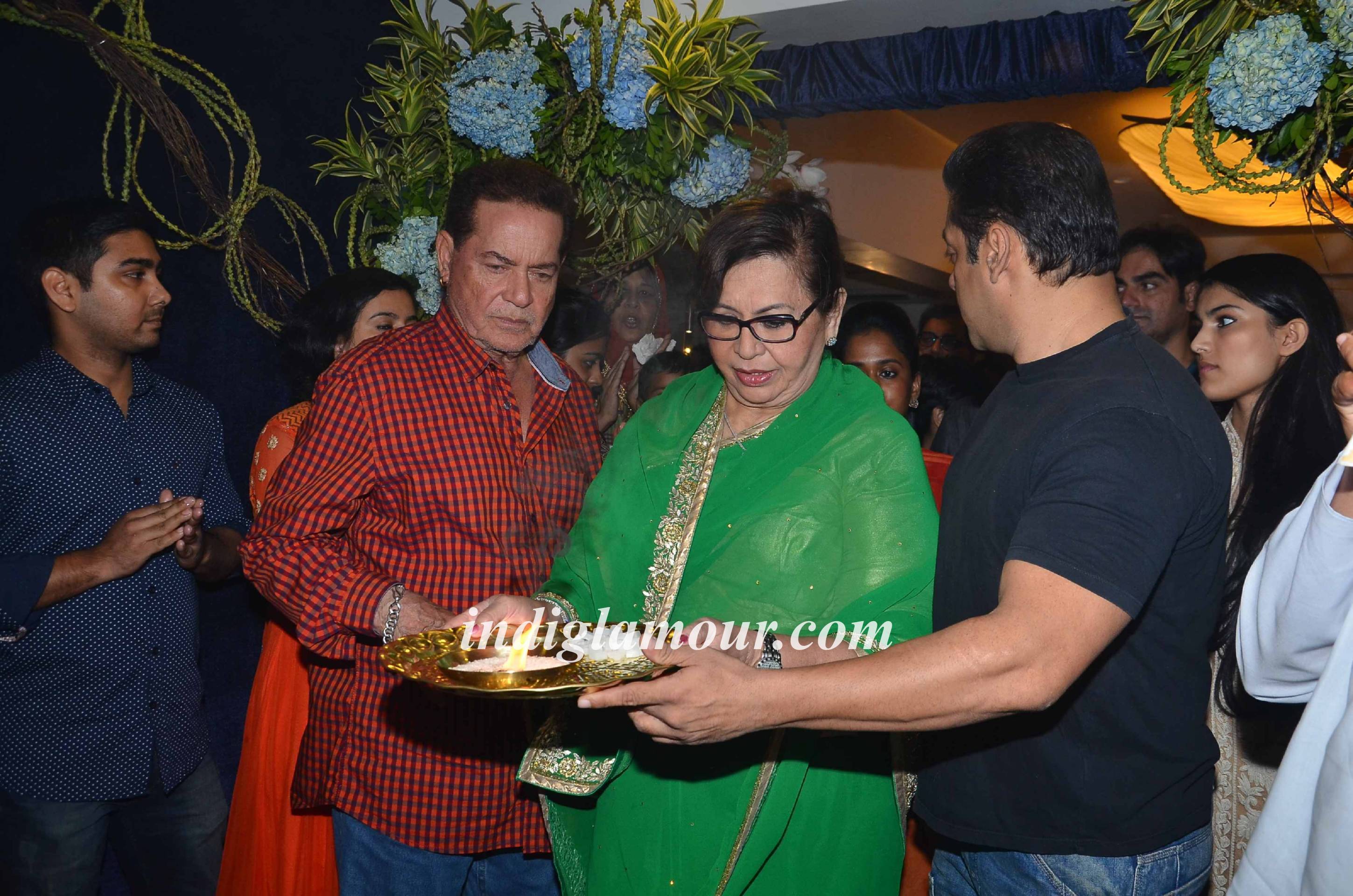 Salman Khan and Family Celebrates Ganpati Visarjan and Aarti Event hd photo