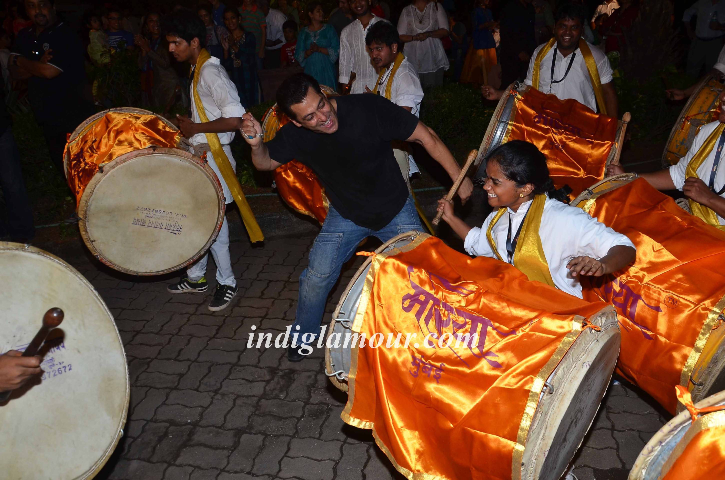 Salman Khan and Family Celebrates Ganpati Visarjan and Aarti Event hd photo
