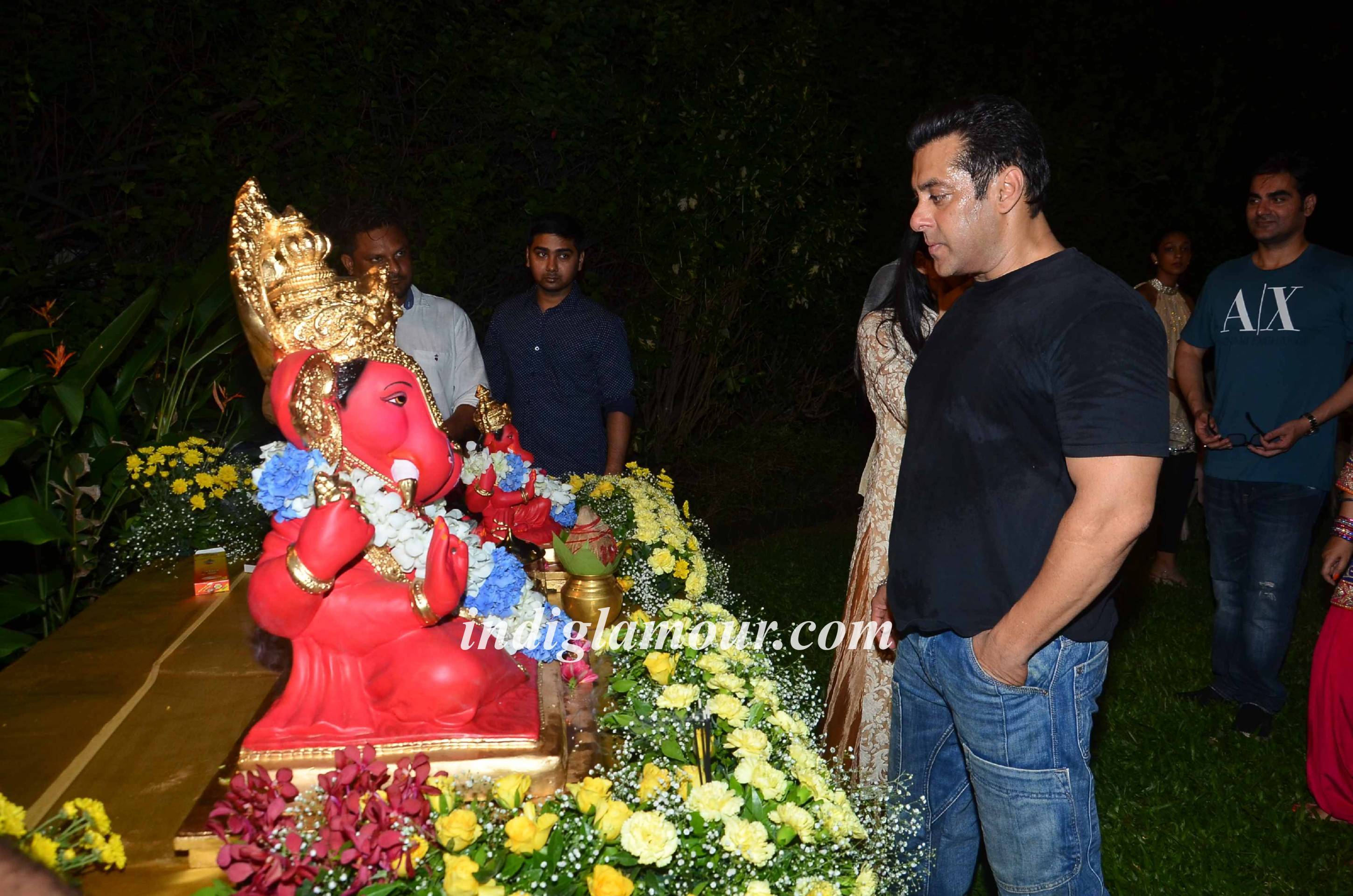 Salman Khan and Family Celebrates Ganpati Visarjan and Aarti Event hd photo