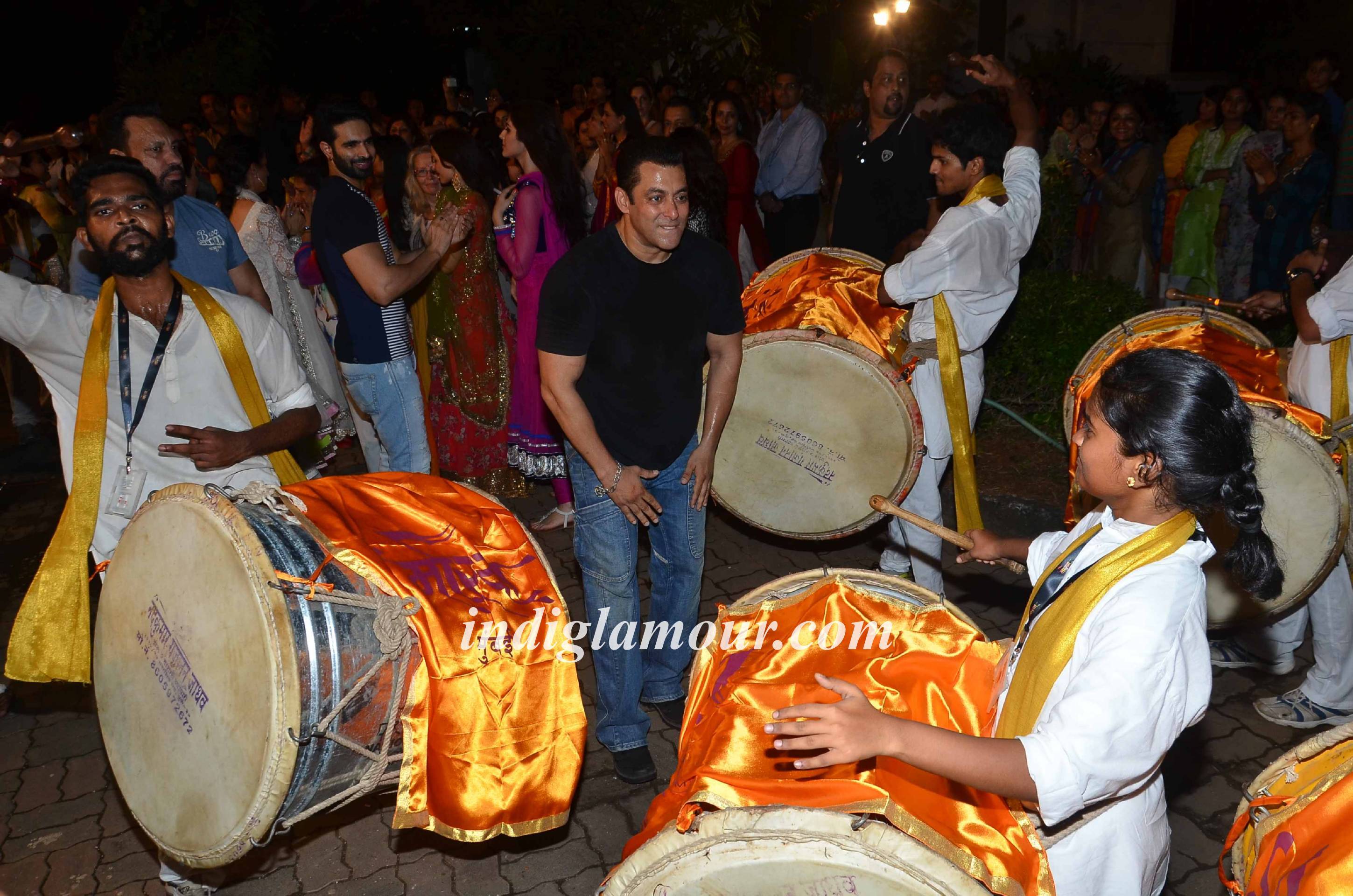 Salman Khan and Family Celebrates Ganpati Visarjan and Aarti Event hd photo