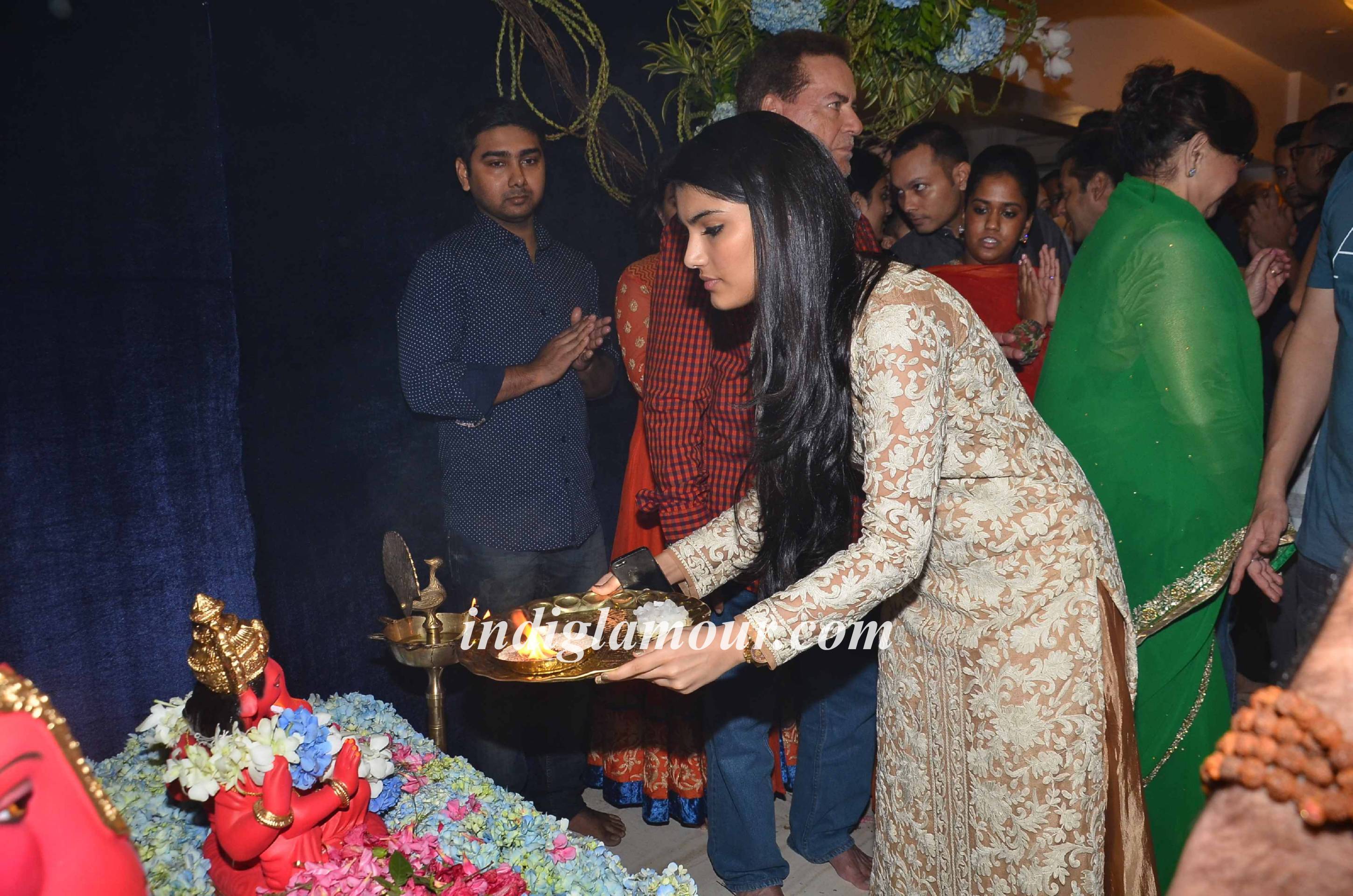 Salman Khan and Family Celebrates Ganpati Visarjan and Aarti Event hd photo