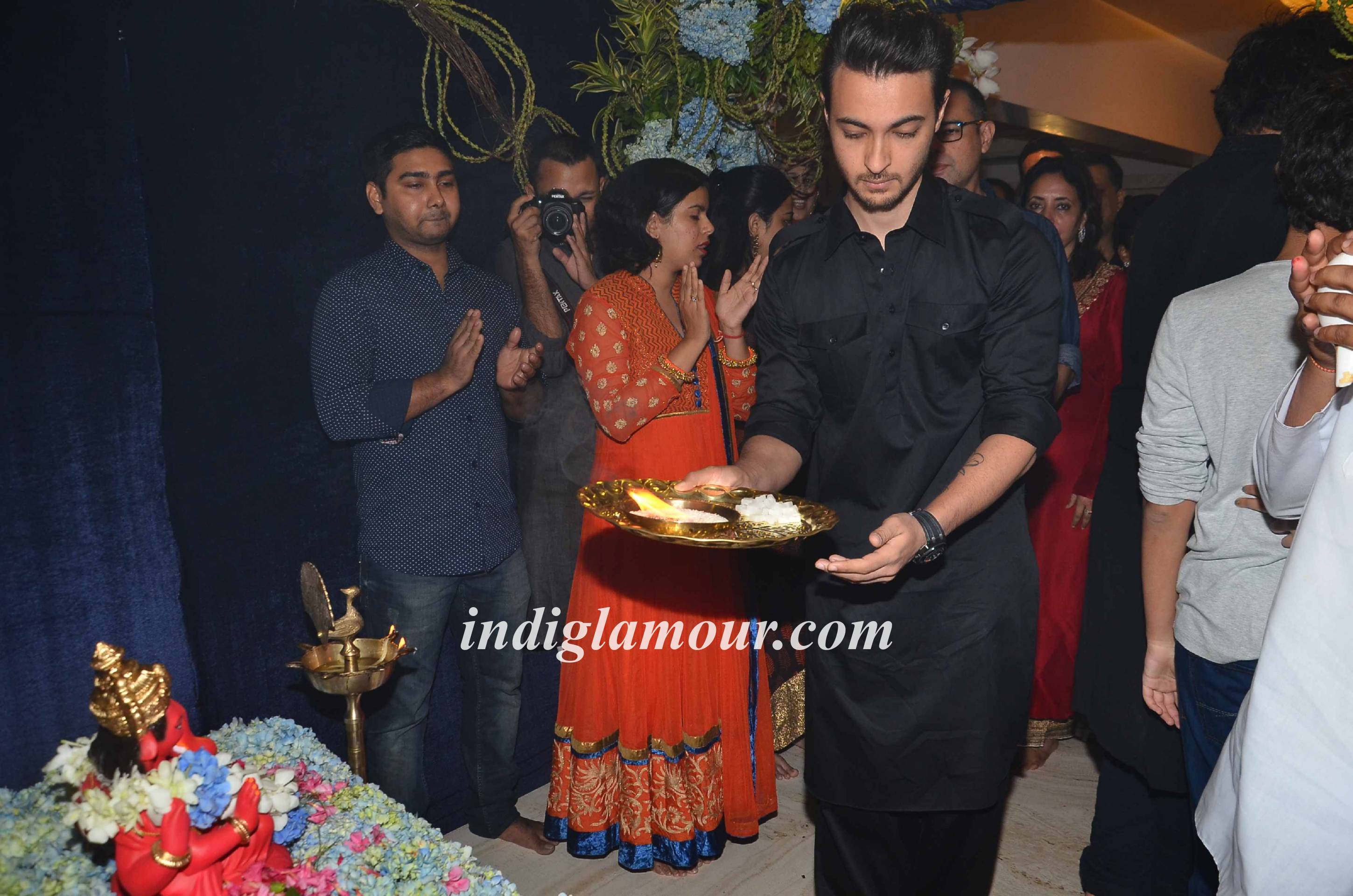 Salman Khan and Family Celebrates Ganpati Visarjan and Aarti Event hd photo