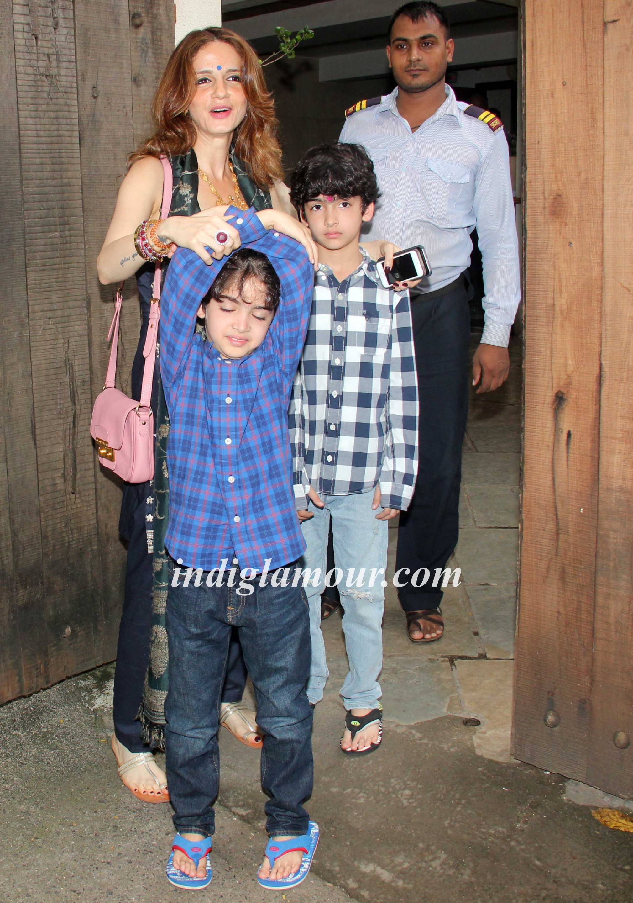 Sonali Bendre and Sussanne Khan Celebrates Ganpati Visarjan Event hd photo
