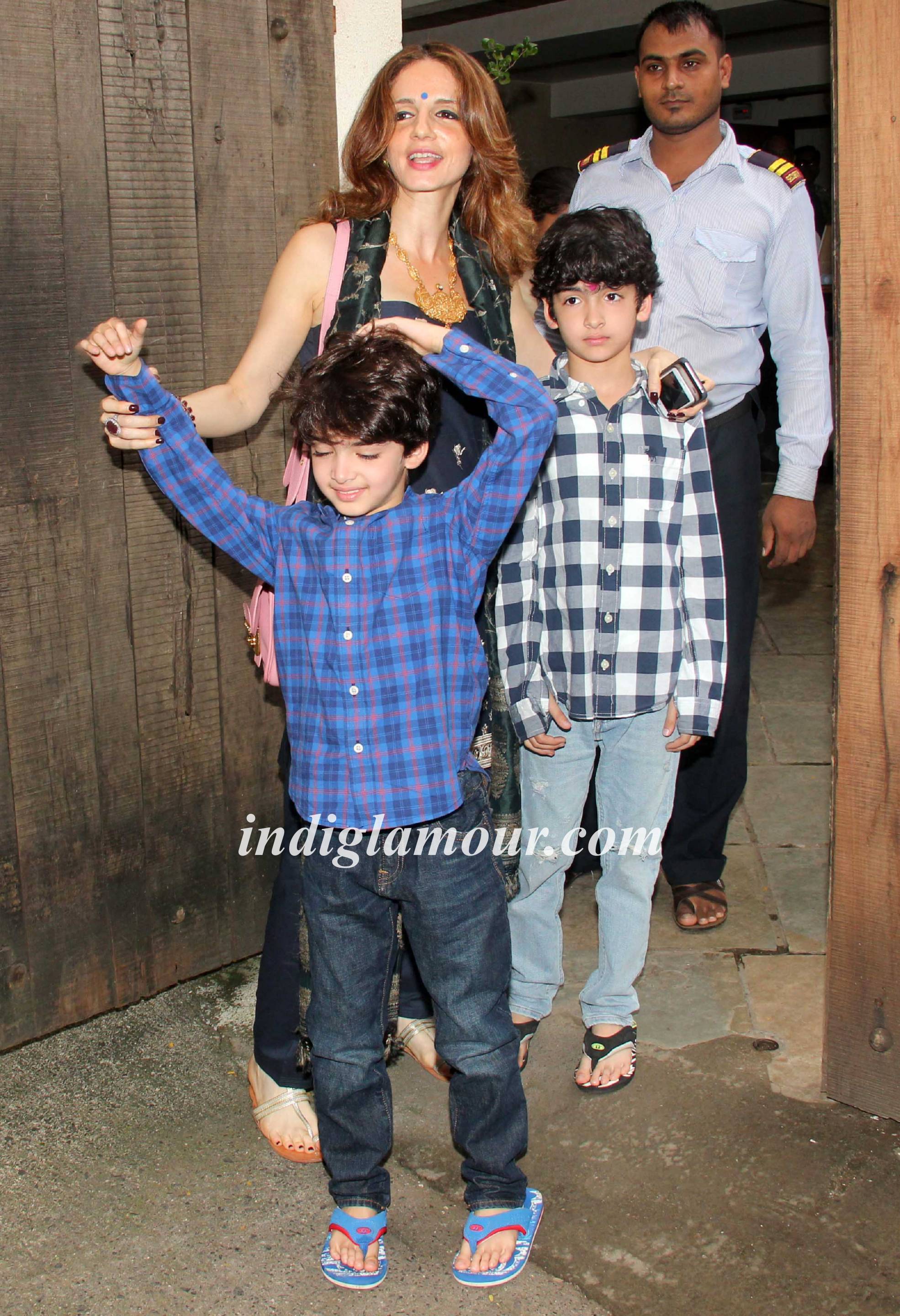 Sonali Bendre and Sussanne Khan Celebrates Ganpati Visarjan Event hd photo