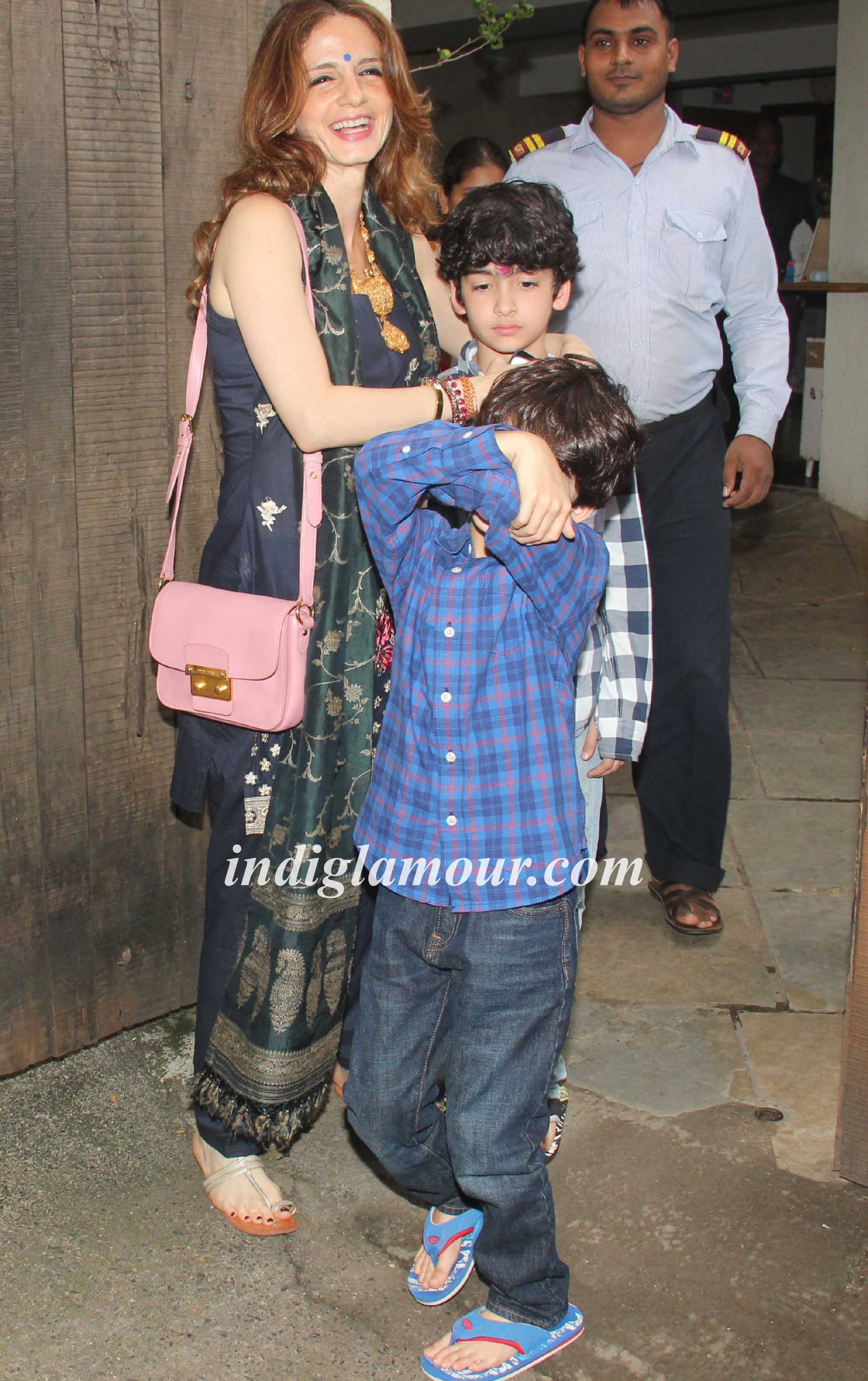 Sonali Bendre and Sussanne Khan Celebrates Ganpati Visarjan Event hd photo
