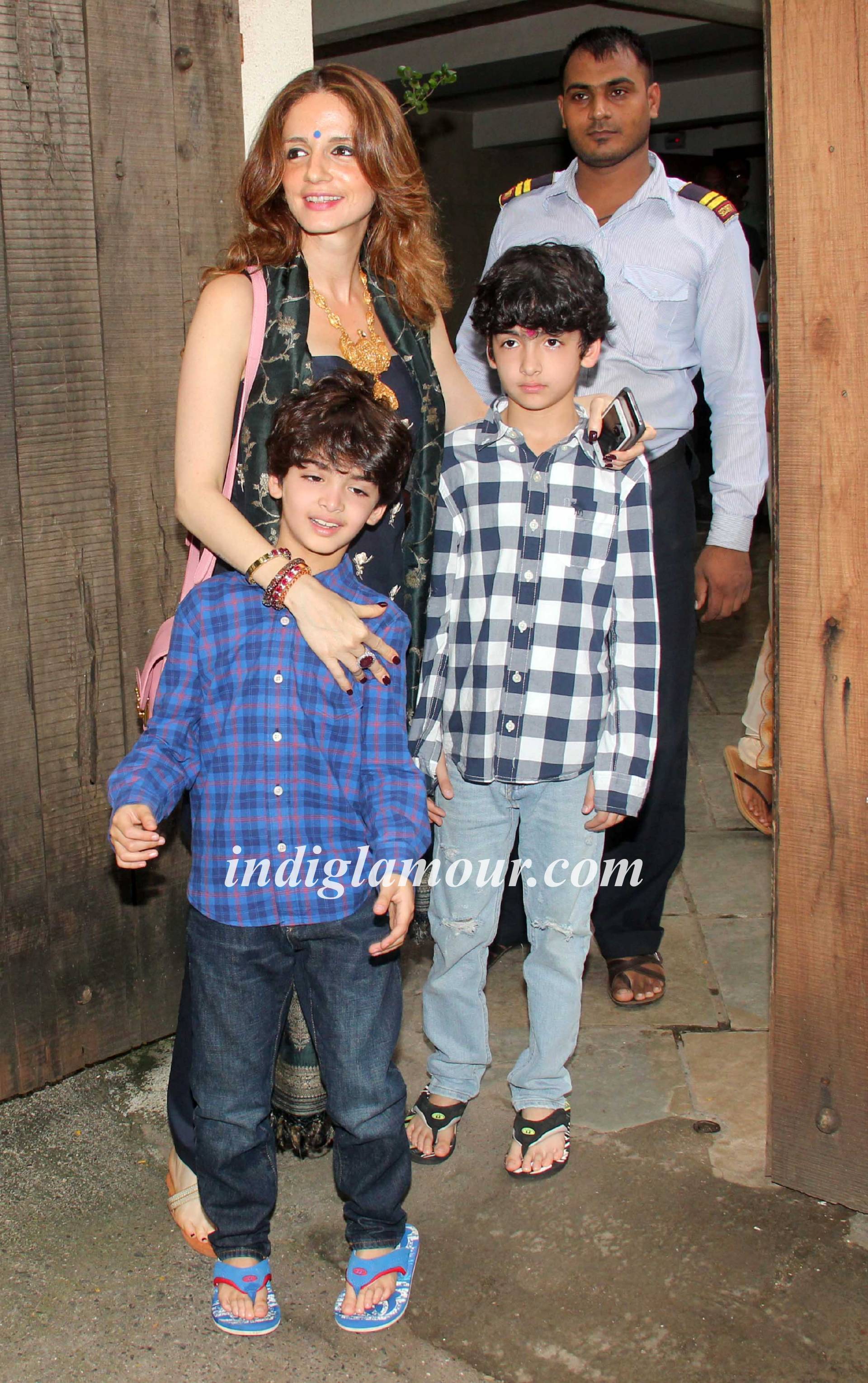 Sonali Bendre and Sussanne Khan Celebrates Ganpati Visarjan Event hd photo