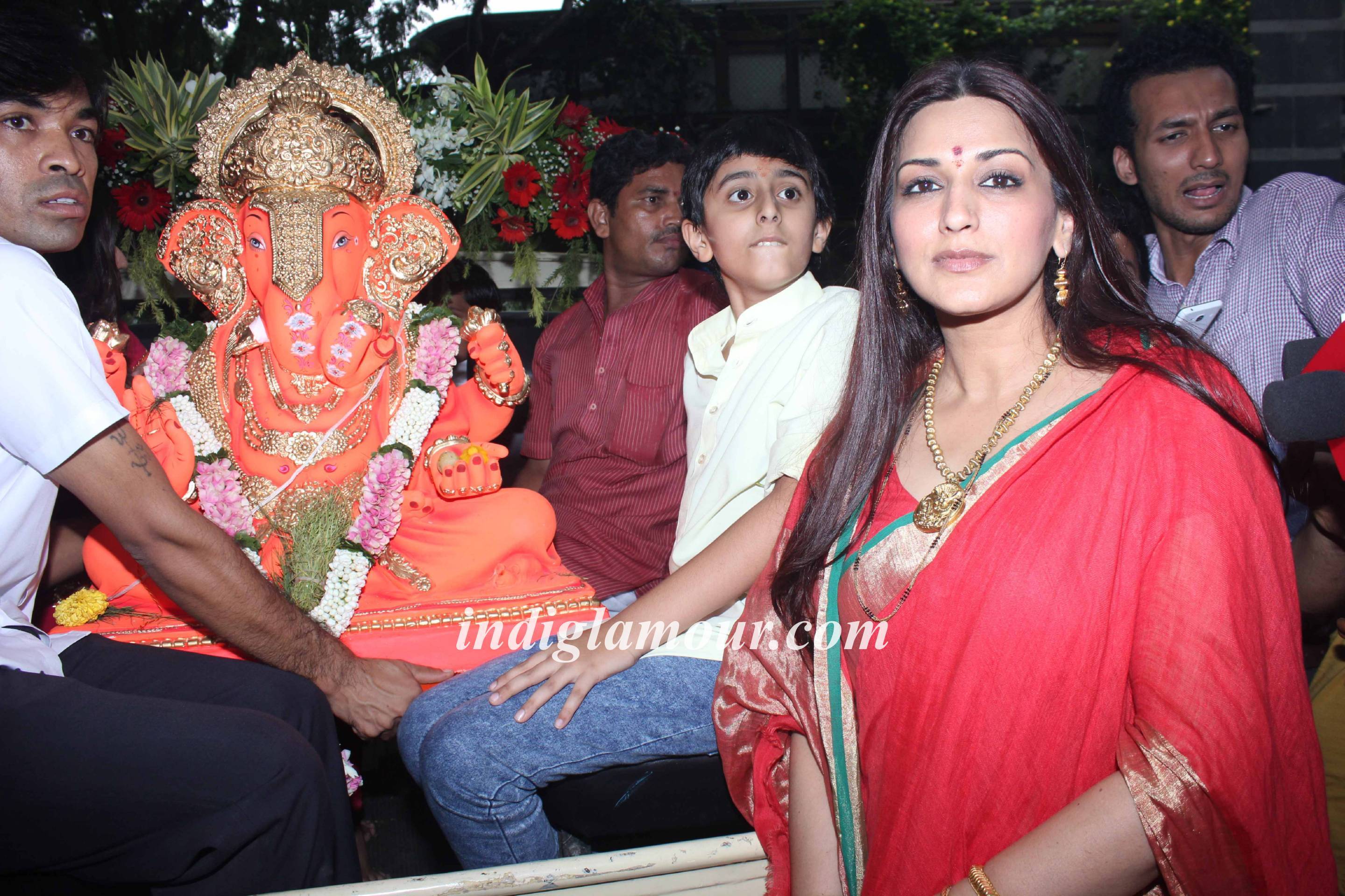 Sonali Bendre and Sussanne Khan Celebrates Ganpati Visarjan Event hd photo