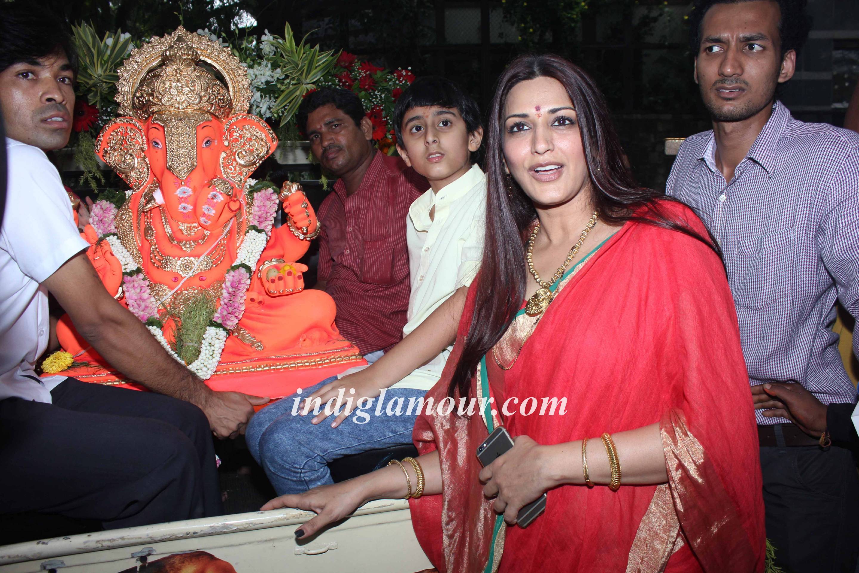 Sonali Bendre and Sussanne Khan Celebrates Ganpati Visarjan Event hd photo