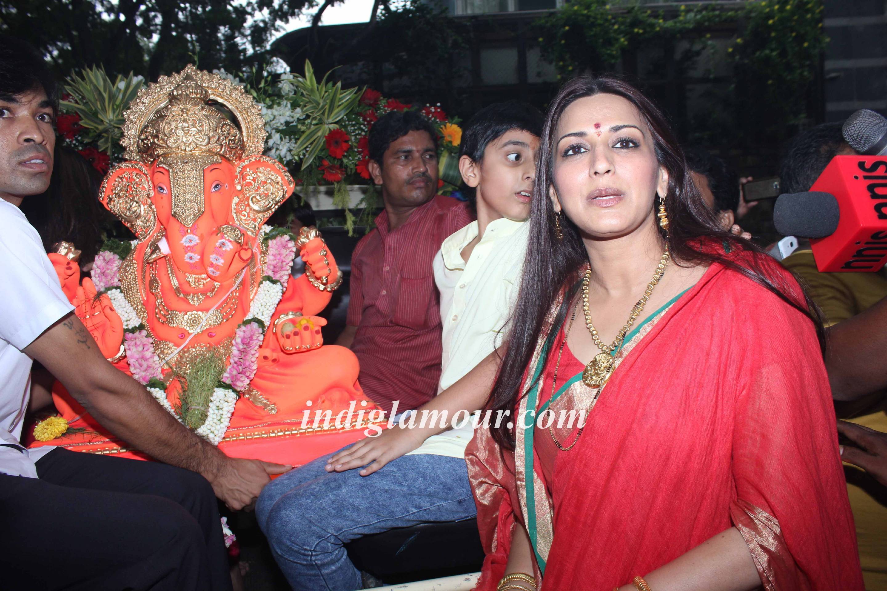 Sonali Bendre and Sussanne Khan Celebrates Ganpati Visarjan Event hd photo