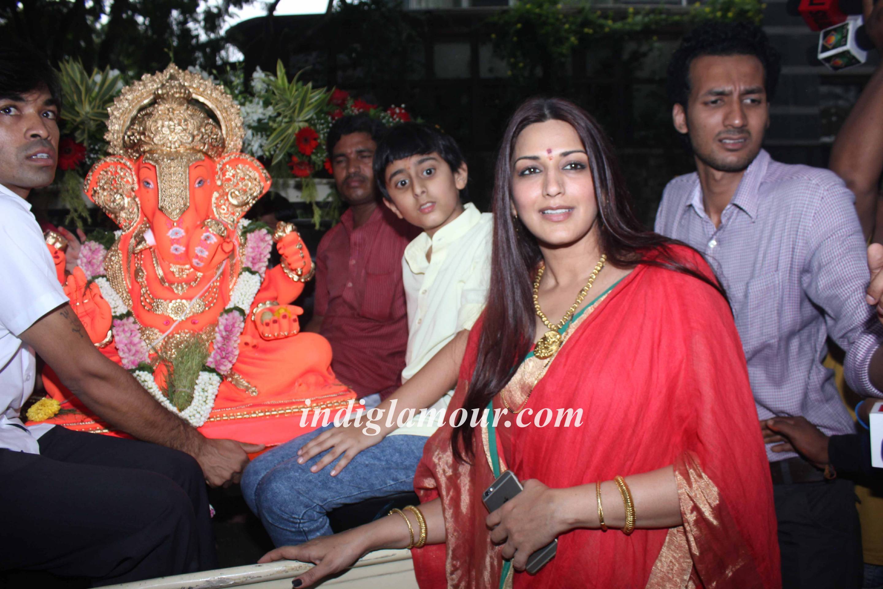 Sonali Bendre and Sussanne Khan Celebrates Ganpati Visarjan Event hd photo