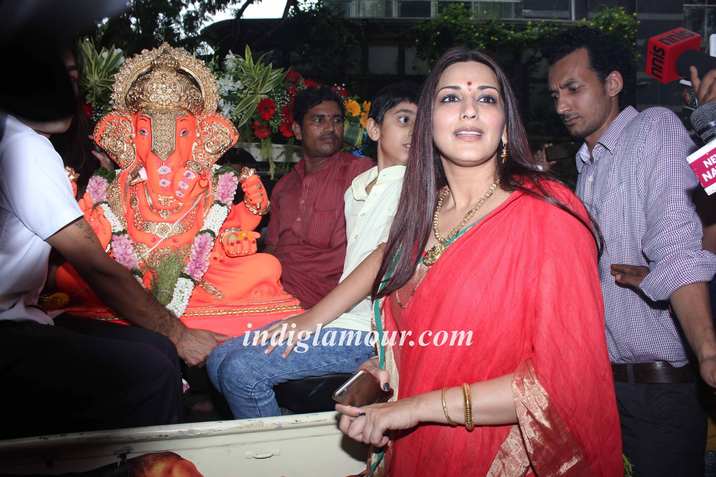 Sonali Bendre and Sussanne Khan Celebrates Ganpati Visarjan Event hd photo