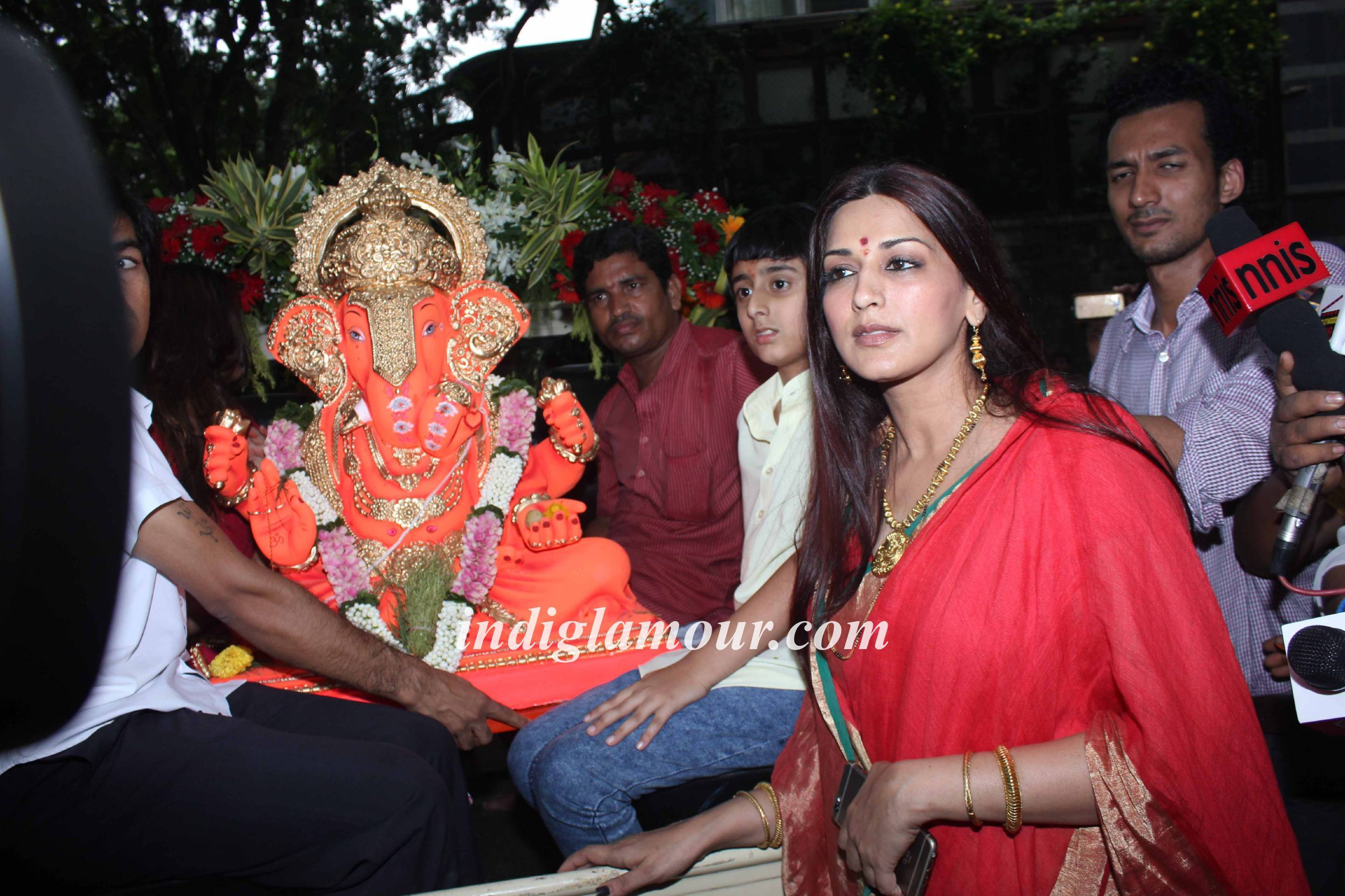 Sonali Bendre and Sussanne Khan Celebrates Ganpati Visarjan Event hd photo