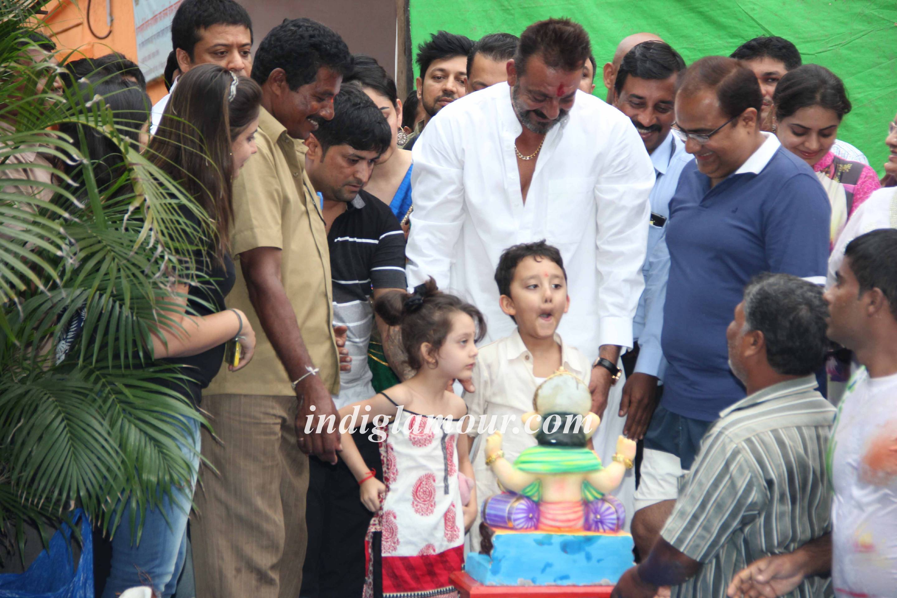 Sanjay Dutt Celebrates Ganpati Visarjan Event hd photo
