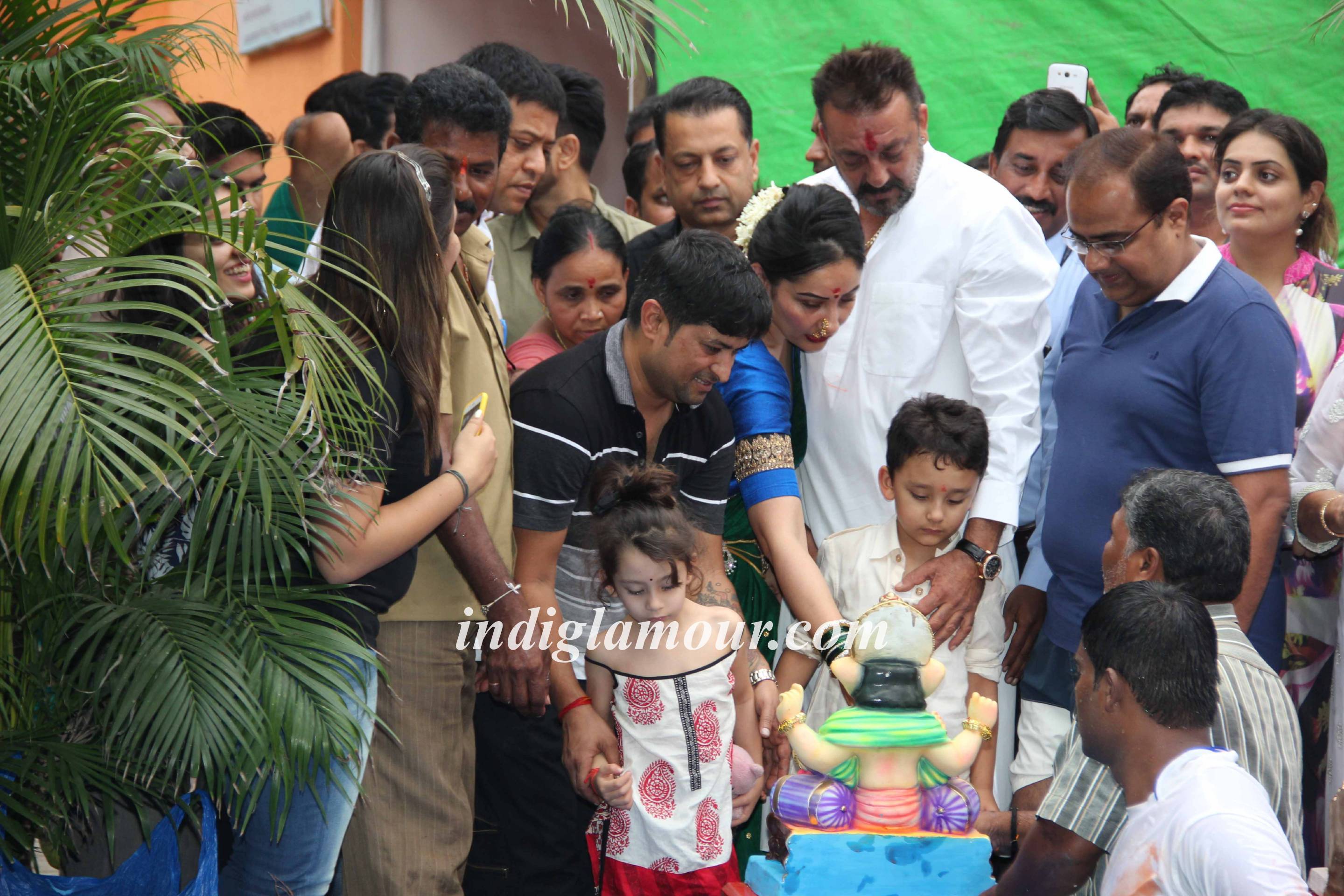 Sanjay Dutt Celebrates Ganpati Visarjan Event hd photo