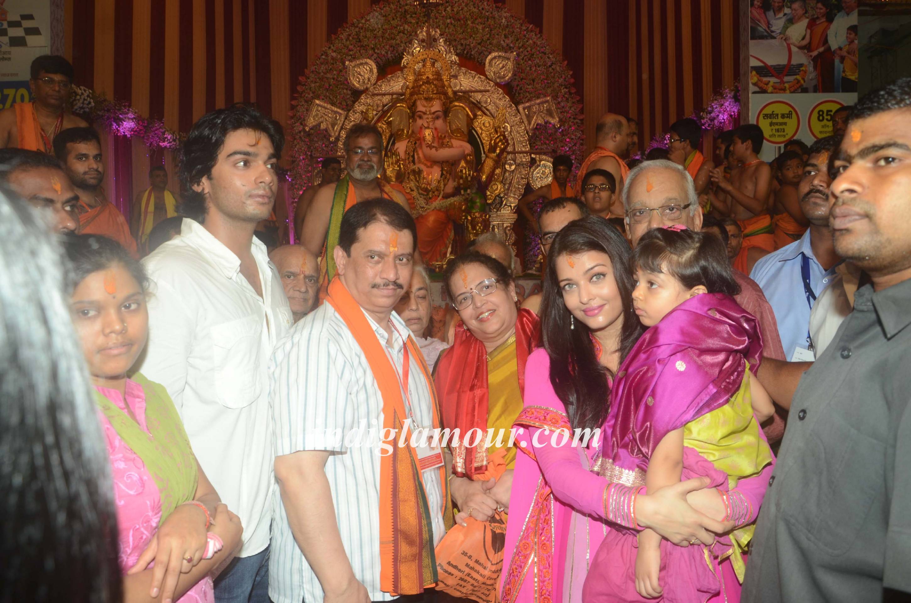 Aishwarya Rai Bachchan and Vidya Balan Visits Ganpati Mandal Event hd photo