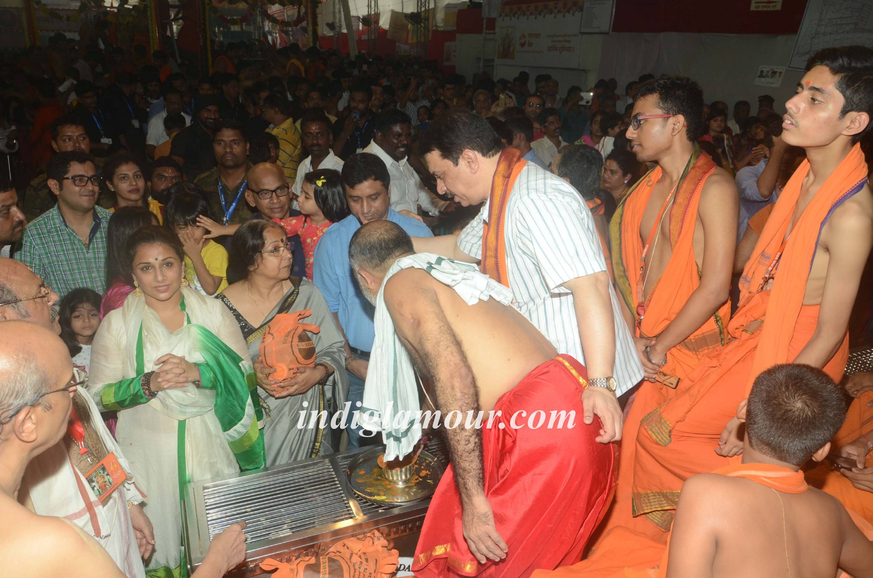 Aishwarya Rai Bachchan and Vidya Balan Visits Ganpati Mandal Event hd photo